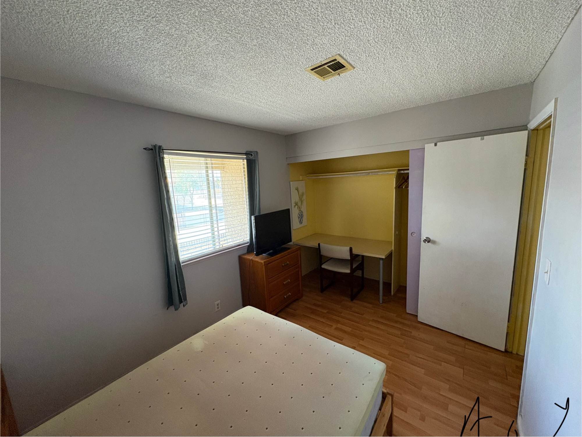 Two miles west log Strip. Walking distance to spring mountain road. Two male roommates here are chill and looking for someone to rent the third bedroom. Fully furnished with bed, desk, chair and 40 inch smart TV. Can provide mini fridge and microwave in the room. Shared kitchen and living room. Share the bathroom with one roommate 