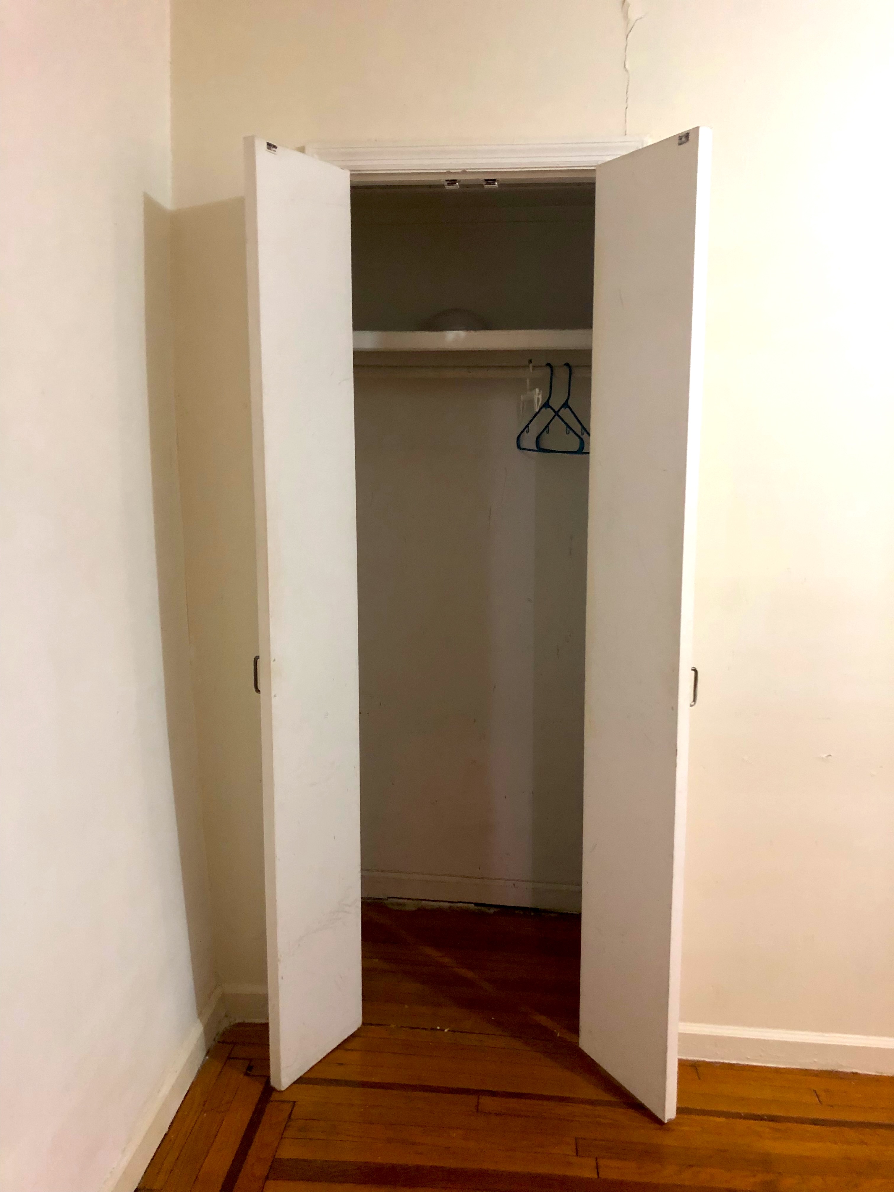 A 150 sq ft (15x10 ft) bedroom (unfurnished) is available in PLG(Prospect Lefferts Gardens, Brooklyn). There is a small window AC. 1 minute walk to both the subway station and a big park. You will be living with a male roommate. The windows face to the courtyard of a big apartment building and they don’t get much sunlight but it is usually quiet without traffic noise.