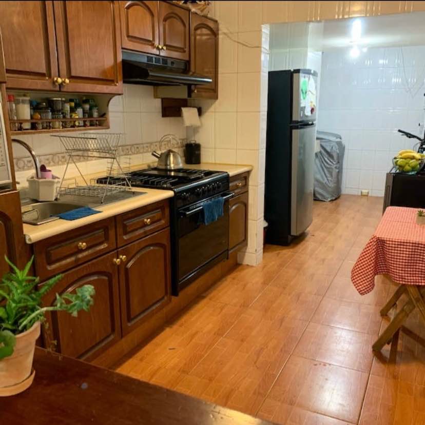 La habitación es muy amplia y tien closet grande.
El depa es muy amplio, totalmente amueblado, cocina equipada y servicio de lavado con lavadora disponible.
La ubicación. Se encuentra en una zona muy segura, cerca de Restaurantes(Sonora grill, la Pescadería, Fishers etc.) y supermercados, a una cuadra de Alameda Nápoles y de MB Col. Del Valle.
El edificio cuenta con vigilancia las 24 hrs y con opción de estacionamiento.