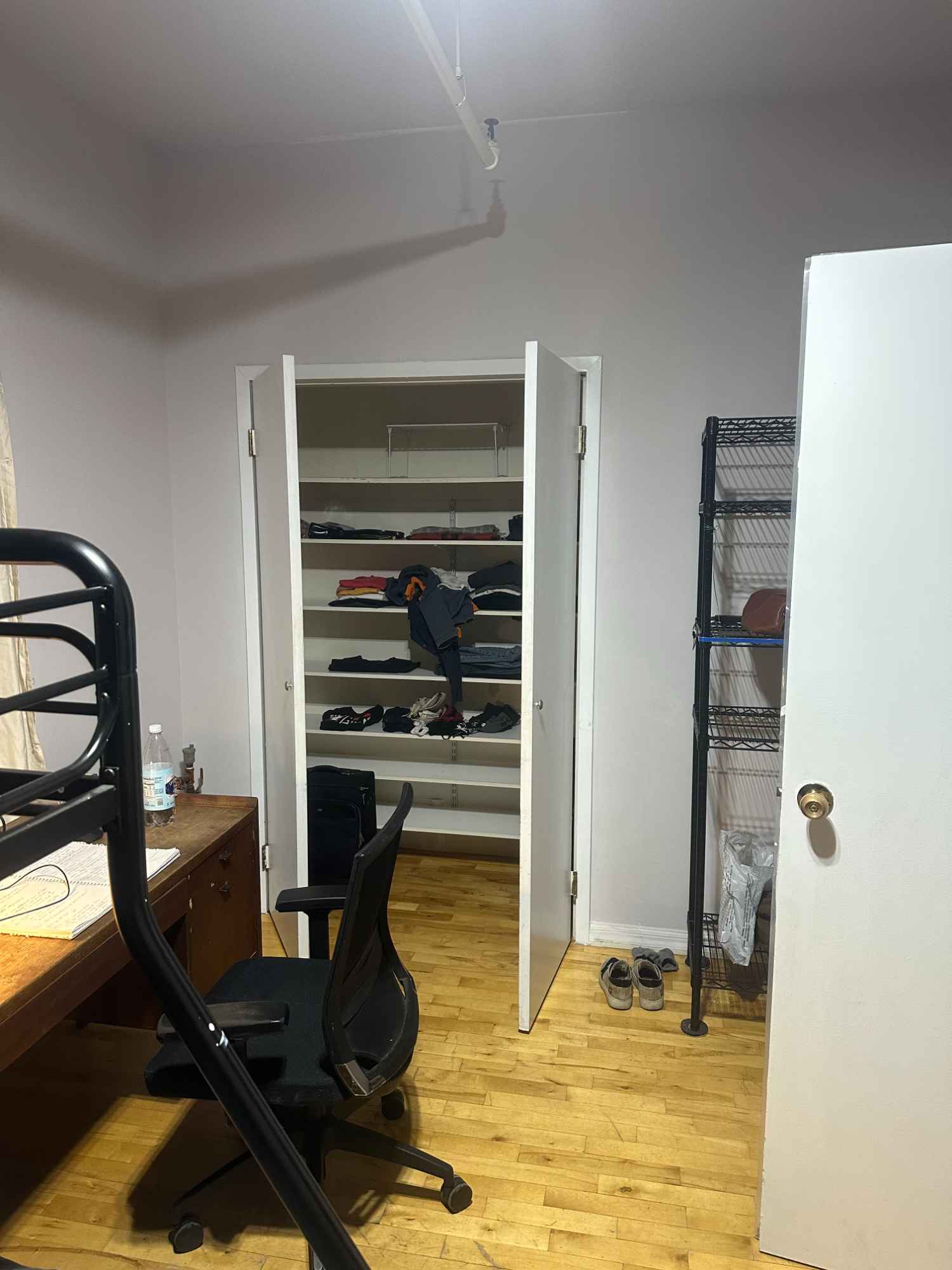 Room for rent in a 2 bedroom apartment. Price plus electricity, gas and cable included. I am a 36 year old sales person. I am home most of the time except for when I leave for work. I keep the shared space pretty decent and would like to live with someone who values cleanliness, and will match my standards. The only caveat is that I have a dog, so dog hair is inevitable. With that said, dog owners welcome, as long as your dog has ZERO issues (I would be willing to, but can't put my 9 year old lady at stress/risk). My dog is a sweet and affectionate pointer who is 9. I cook a lot and welcome those who love to cook, as I have a pretty close to professionally stocked kitchen, again with that comes expectation to care it. But feel free to message me with what you feel the need to share and times to check out the apartment. Currently unfurnished and no AC unit, but that can be negotiated and sorted that out if you'd like, if you want a turn key room. No Cats as I'm allergic.