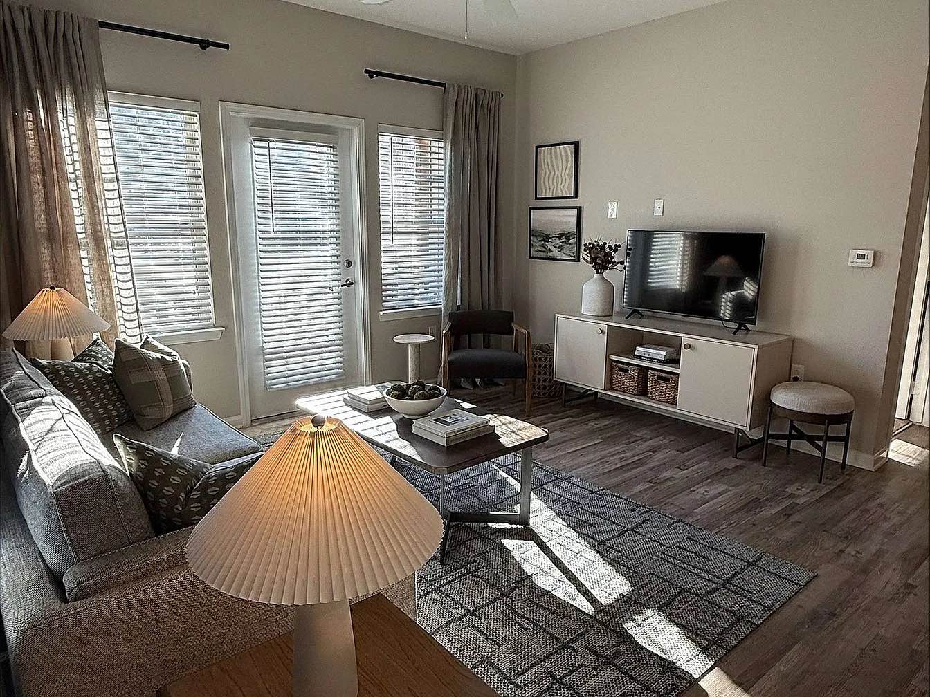 Hello my name is Ashley  have fully furnished bedroom apartment thats comes with a private kitchen and toilet available for rent for $800 including utility bill(it has a private kitchen bedroom and toilet) 