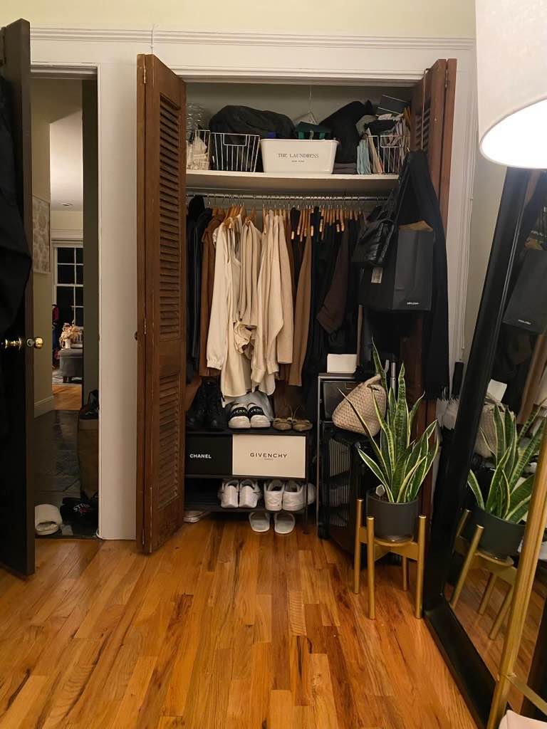 I’m looking for a female to sublet my 2BD/1BATH apartment for 12 months, with the option to renew after the end of the lease. The kitchen and living room is completely furnished with a TV and designer home goods like coffee table and sofa from West Elm and Jono Pandolfi ceramics plates, mugs, and bowls.
I’m moving out of this apartment because I got married, so your roommate will be a fun-loving architect. She’s extroverted, sweet, considerate and very clean. I love my apartment and really didn’t want to move out! I’m hoping to find someone who will treat the space well and be a nice roommate.
It’s a 3rd floor walk up, but the apartment has amazing light and is in a brownstone built in 1845. It’s on one of the most beautiful streets in Brooklyn Heights.
The kitchen will come equipped with a DeLonghi espresso machine, soda stream machine, hot water kettle, stainless steel appliances, wine glasses, and All Clad pots and pans. You won’t need to bring anything from your kitchen!
As for the room itself, it’s technically not furnished, but I’m happy to leave my AC unit, queen size bed frame, and my large dark brown dresser with brass hexagon knobs for free. There’s a ton of closet space in my room that goes pretty deep. I’m happy to share more videos and pictures of the open room.
I don’t have the exact measurements of my room, but it’s around 12.75’ length x 7.75’ width x 9.25’ height with one 2.5’ x 5.5’ window. The ceilings are tall and you can fit a full or queen size bed, large dresser, and desk comfortably in your room.
You’re close to Trader Joe’s, Key Food, Sephora, Starbucks, and Equinox and the 2/3, R, and 4/5 trains. There’s a local laundromat where I send out my laundry for fluff-and-fold.
Utilities are on average total around $100 month per person, but it can go to to $200 per person over the summer you’re a heavy AC user.
Unfortunately pets are not allowed in our building!
