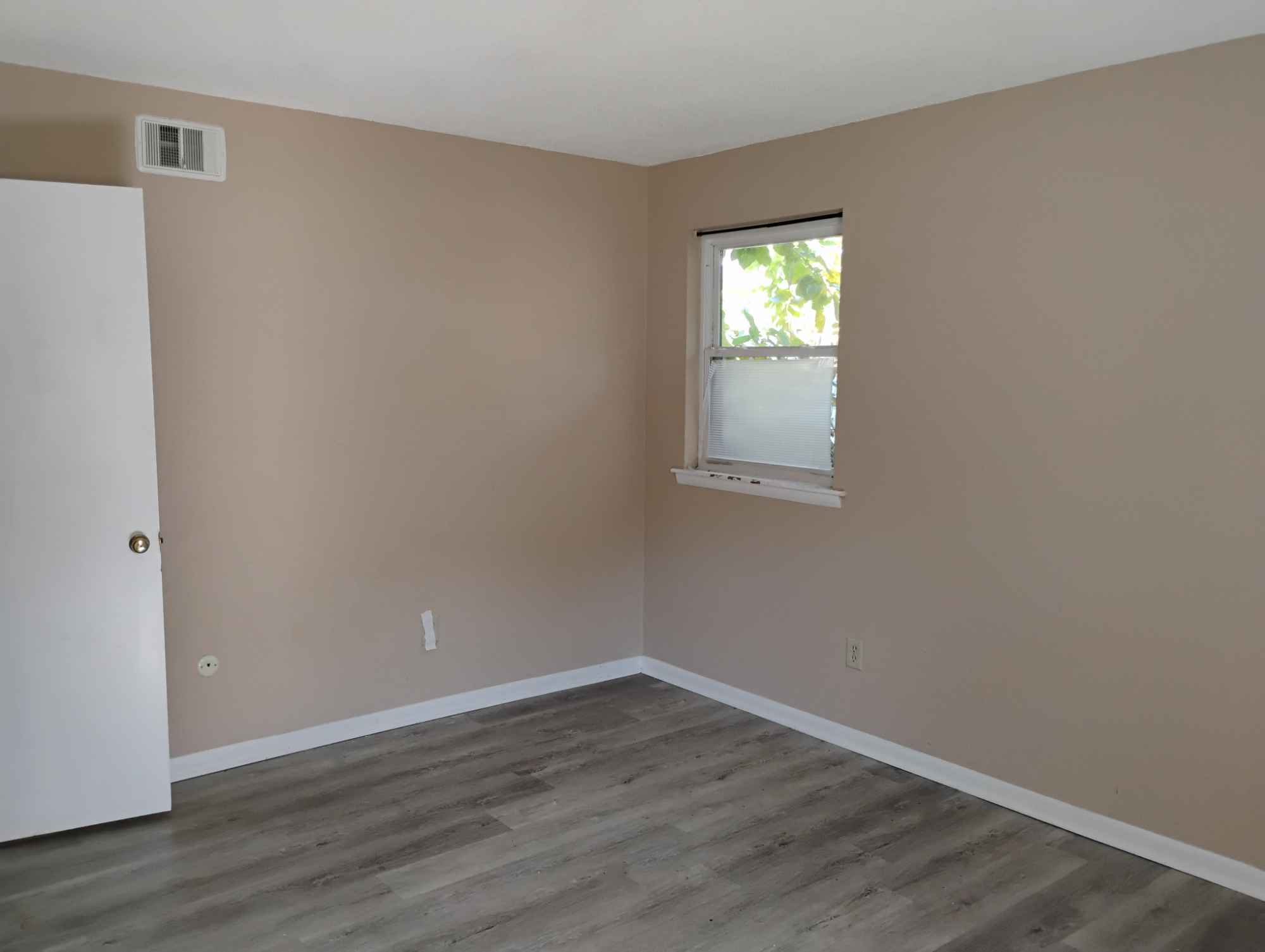 Hi. I have an unfirnished single room I'd say 10x10' facing the street South'ish with a modest closet- two windows, end of the hall.  Plenty of light during the day.  (very quiet street).  I'd do 3 months at a time but not MTM, that's just too much in and out.  Sorry.
I am a Single Dad with an awesome 4 year old kid that will ask you what you're up to and want to hang out a lot.  If you want complete and ultimate silence to do your dissertation this place is not it. 
Up 6am'ish to get kid ready for school M-F- Kid is dead asleep after 7pm'ish so quiet hours after that.  I like to have a few drinks and play guitar at the end of the day (I am NOT a big drinker).
All weekdays are usually pretty quiet until 3pm ish.  I have small music studio I use periodically but never when people are home or would be irritated by it.  
Meat eating, grilling, ice cream making and stuff like that.  Vegans are fine as long as meat doesn't gross ya out :)

We aren't meticulously but the place isn't dirty either.   Not to be a jerk but I need to obtain proof you're working f/t or at school f/t thanks.

Super duper bonus would be if you want to help around the house outside of regular roommate stuff and we'd could discuss a discount (not exactly a nanny).  
Thanks and NO KINGS! (no hard drugs either on that note).



Weekends chill, we're usually out doing stuff.  Exploring, dad/sonning.

Shared everything else- kitchen, "1.5" bathrooms/tub, have w/d, I use my mobiles/rv for my internet (which you could use too if you're a light internet user).

