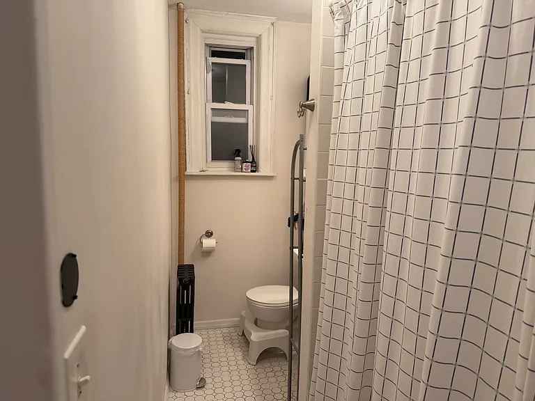 1 Bedroom Apartment for Rent! 
Contact Ashahgsag@gmail.com for rent, photos, and viewing details.