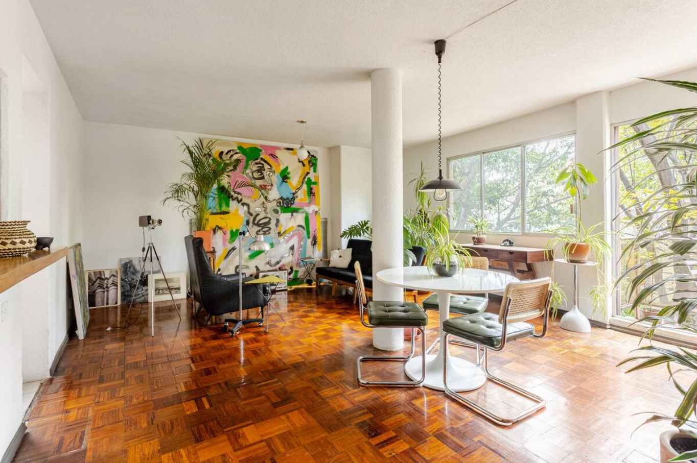 English at the bottom 👇
Hola a todos! :) Se busca nuevo roomie para agradable departamento en calle Atlixco, Condesa.
Se puede hacer muestras virtuales si les interesa.
Es un departamento de 3 habitaciones en 2 plantas y serÃamos 3 personas en total. EL edificio no cuenta con estacionamientos, pero hay pensiones muy cercanas. El cuarto disponible está en planta inferior, se renta amueblado con cama, escritorio con silla, espejo, ventilador, y closet amplio. Se comparte un baño completo con solo 1 roomie. Yo tengo mi propio baño y ocupo la planta superior.
La sala-comedor es amplia e iluminada, la cocina esta totalmente equipada ( Horno, microondas, cafetera, lavadora, secadora) también área para tender ropa. Hay muchas plantas y un balcón donde se puede desayunar muy a gusto.
Hay acceso a la azotea desde de mi estudio, asà que podemos organizar un buen asado los fines de semana, hay una excelente vista e increÃbles atardeceres.
La renta incluye todos los servicios, agua, electricidad, gas, internet y limpieza una vez por semana, limpieza de cuarto opcional.
Sobre mi. Soy Carlos, soy mexicano, trabajo en casa, hago arquitectura y producción musical. Vivo en la segunda planta y tengo un pequeño estudio, no se preocupen por el sonido pues mucho tiempo uso audÃfonos.
Nuestro segundo roomie es MarÃa, es Sonorense estudia PsicologÃa y es bailarina profesional.
Si les interesa o saben de alguien para recomendar no duden en mandar mensaje para agendar visita o video llamada y platicar un poco.
** Lo siento, no parejas ni mascotas
__________________________________________________________
Hi guys!
We’re looking for a new roommate in cozy apartment in Atlixco st. Hipódromo, Condesa.
It’s a 3 bedrooms apartment in 2 floors. The available room is in the first floor it shares the bathroom with only one roomie. It's furnished with a bed, desk and chair, mirror, fan and large closet. I'm staying in the upper room.
We also have a large living room and a fully equipped kitchen (oven, microwave, coffee machine, washing machine, tumble dryer) Also an area to hang clothes outside. A lot of plants and a cozy balcony excellent for breakfast.
We also have access to the roof top directly from my studio where we could organize a tasty grill on weekends with great views and sunsets.
The rent includes all services, internet, water, gas, electricity and a cleaning lady once per week. ( With sanitary protocol, distance, mask, and optional room cleaning)
About me:
I'm Carlos, Mexican I do architecture and also music production. I'm staying in the second floor and I have a small production studio (but no worries for the noise, I use very much headphones) Our second roomie is MarÃa from Sonora State, she's a psychology student and professional dancer.
If you’re interested, or know anyone that may be, please feel free to send a message to schedule a video-visit or have chat for a while.
**Sorry, no couples, neither pets