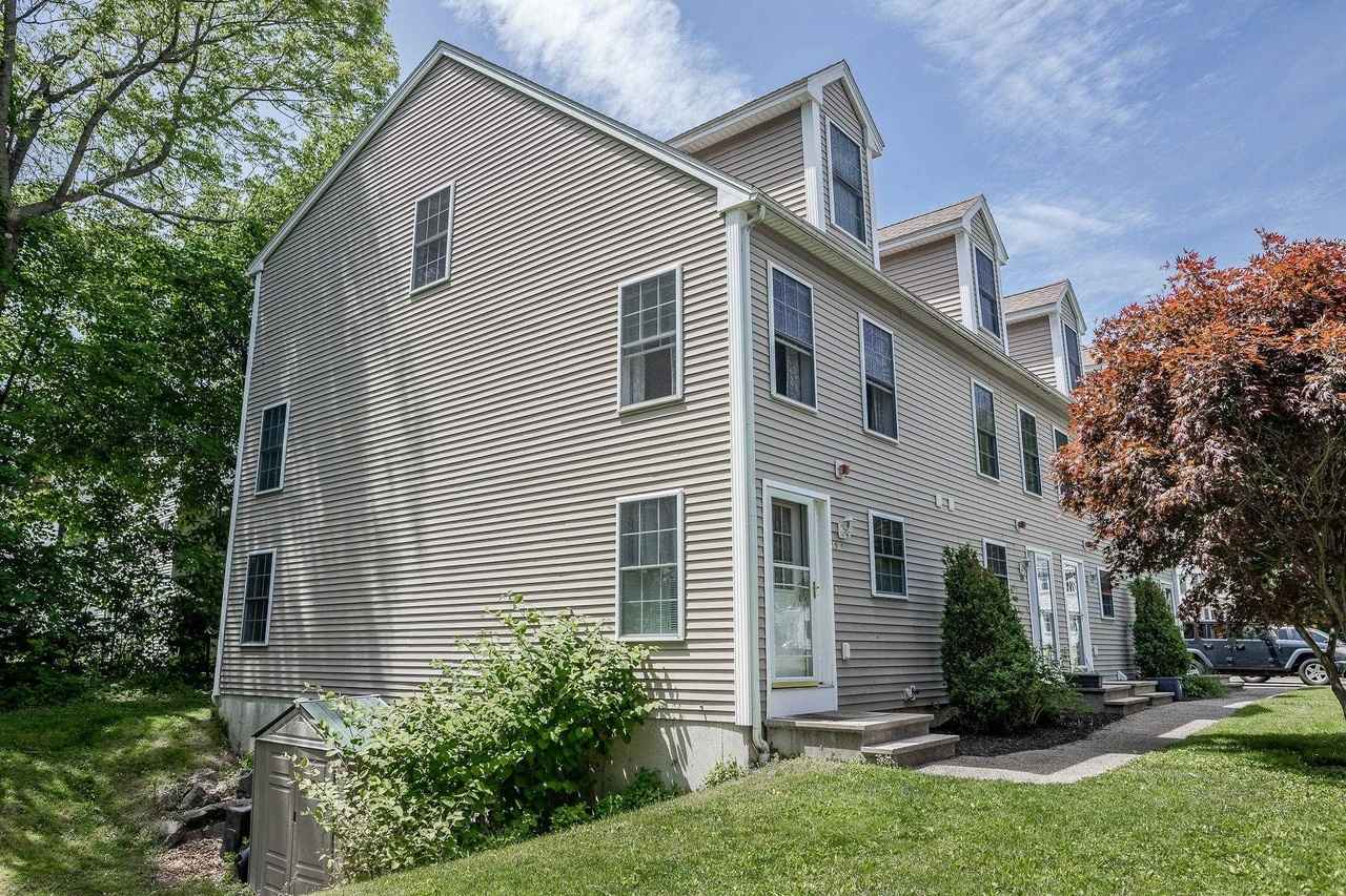 Seek a professional and or grad student to share an awesome home. Nice size 3 bath, livingroom, kitchen , Private parking, Washer, Dryer, Dish Washer, Central heat and air. Nice community.
Downtown Dover, 12 mins to Portsmouth 15 mins to the shipyard or sea coast. Close to mountains and 1hr to Boston.
Non-Smoking no couples