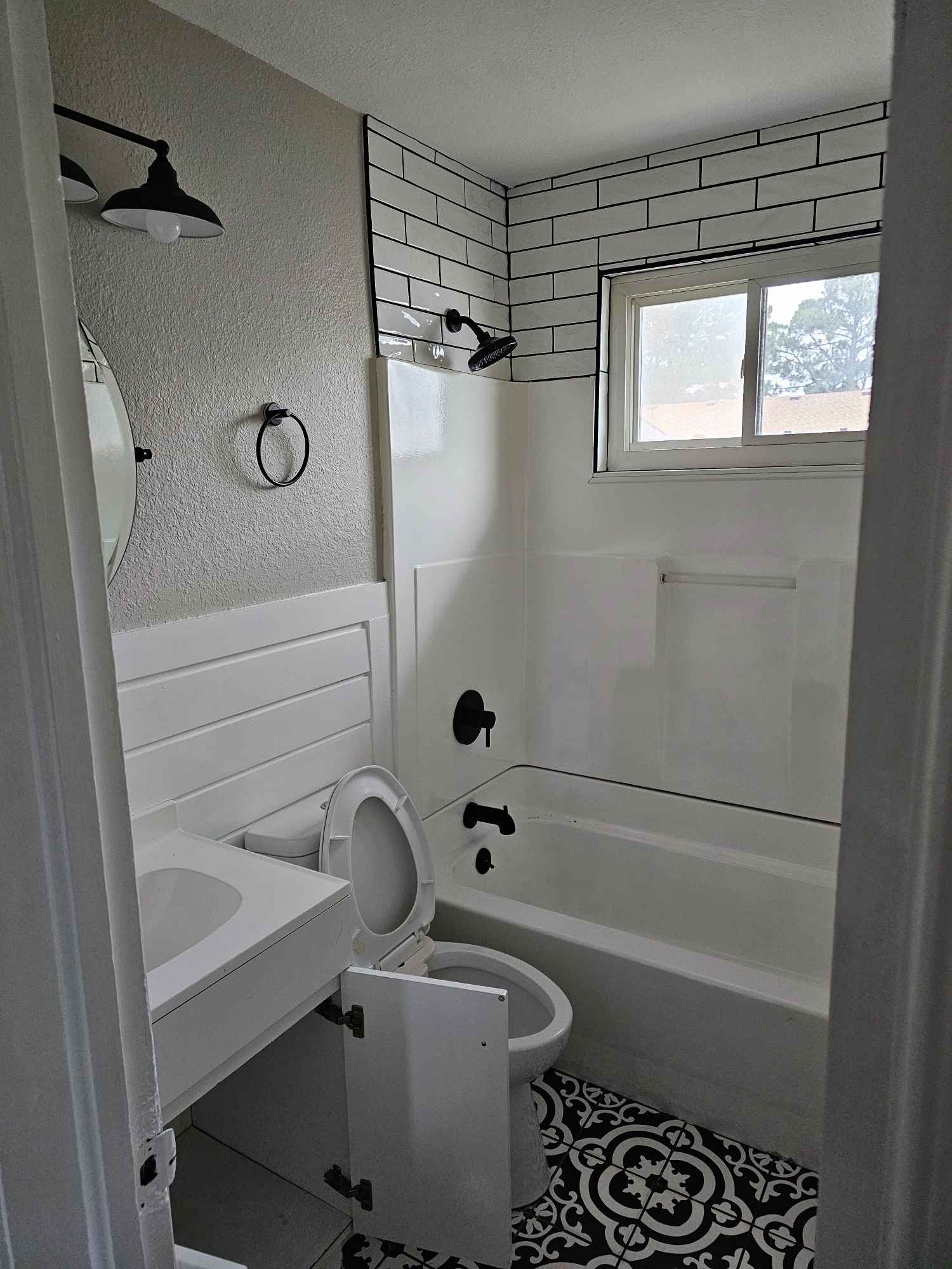 4 bedrooms available. 3 share a common full bath. 1 (largest) has own ensuite bathroom. Smallest 600, medium 700, medium 700, large 1000. Flexible month to month, with 60 days notice. Deposit negotiable. Rent mildly negotiable.