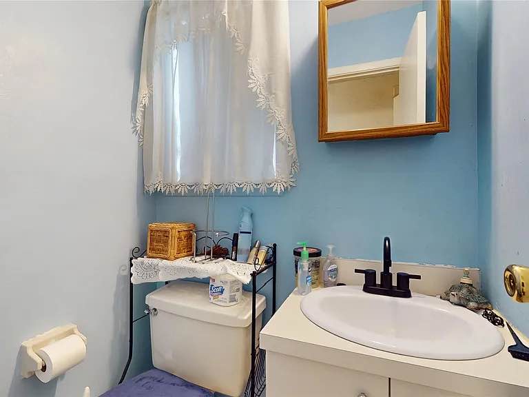 Looking for a cozy place to call home? This private studio has everything you need in a great, safe neighborhood that’s close to just about everything stores, restaurants, parks, and public transit.
The studio comes with its own bathroom, a kitchen with modern appliances, and a private closet with plenty of storage space. It’s a comfortable spot whether you’re making dinner or just winding down after a long day.
Pets are welcome, and we offer month-to-month leasing. If you’re looking for a different lease option, we’re open to that too. Parking is easy and never a problem.
If you’re after a simple, private place in a super convenient location, this might be the one. Reach out if you’d like to come take a look. 