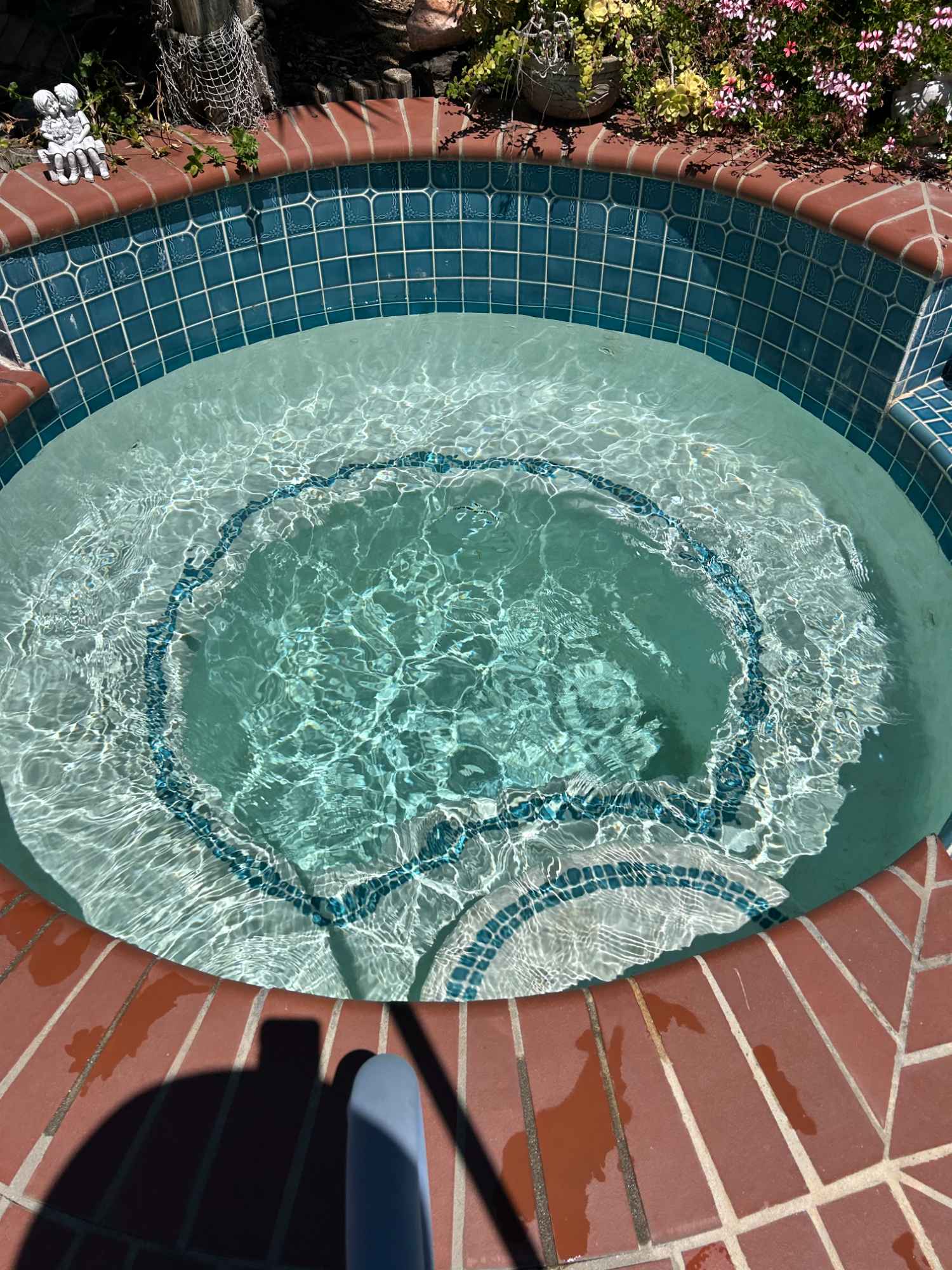 Nice pool home in Orangecrest Riverside. 1 room is $1000.  I have a disabled man renting the other bedroom. Share bath with him.  It's hot in the summer but I have a pool.  Super nice.  We don't heat it due to SoCal Gas prices!  In the summer its delightful.   We also have a jacuzzi,  both are in-ground.  I have two very lovable dogs.  Will consider your pet(s).  We all share the chores to the extent we are able.   Looking forward to meeting you!