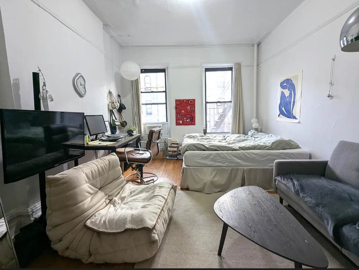 Discover this charming apartment in the heart of Tribeca. The open-plan layout boasts high ceilings, original hardwood floors, abundant natural light, and exposed brick details. Enjoy a spacious living area that flows into a modern kitchen with stainless steel appliances, plus a generous bedroom with ample closet space and serene street views.
Perfectly located half a block from the Chambers Street subway (1, 2, 3 lines) and steps from Whole Foods, top dining, and Tribeca’s elegant, tree-lined streets.