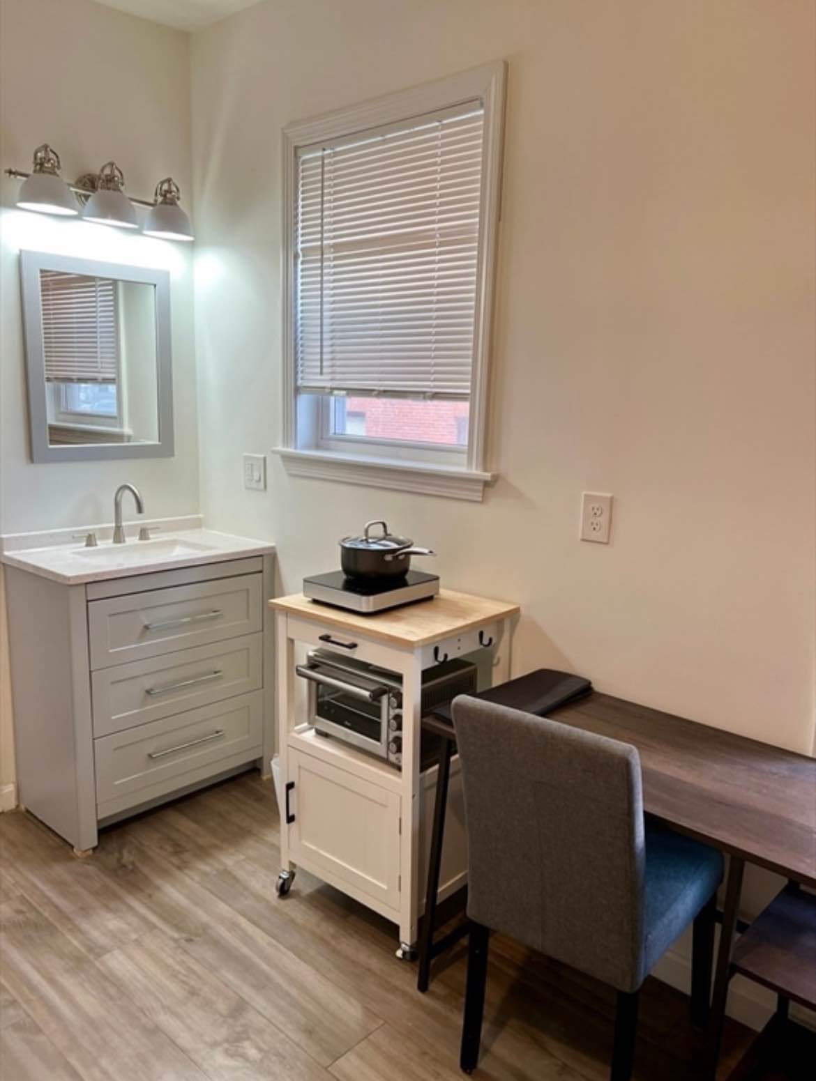 A charming and meticulously maintained one-bedroom apartment. This ideal unit is perfectly suited for a single professional or a couple. For inquiries or to arrange a viewing, please contact Habulgord@gmail.com