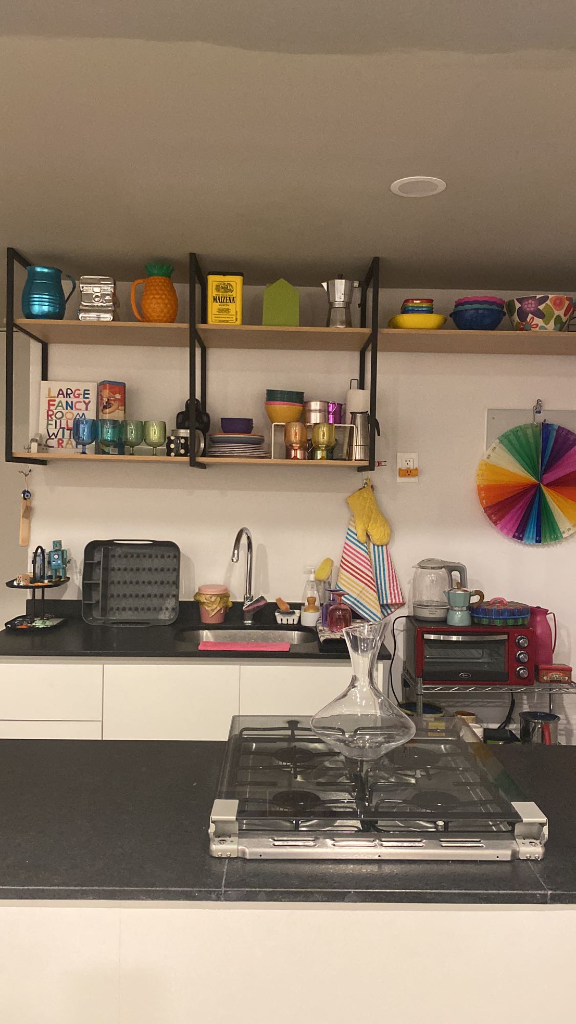 Habitación c/ cama individual en depa nuevo amueblado y equipado súper ubicado cerca de Glorieta Niños Heroes y Av Chapultepec.

Seguridad 24/7. Elevadores. Incluye Wifi. 

Gas, agua y electricidad por separado (se paga según consumo)

No se aceptan mascotas, no hay espacio.

El edificio tiene vista panóramica de la ciudad y está frente a la Colonia Americana

Estacionamiento para un auto disponible y estación de MiBici en frente.
