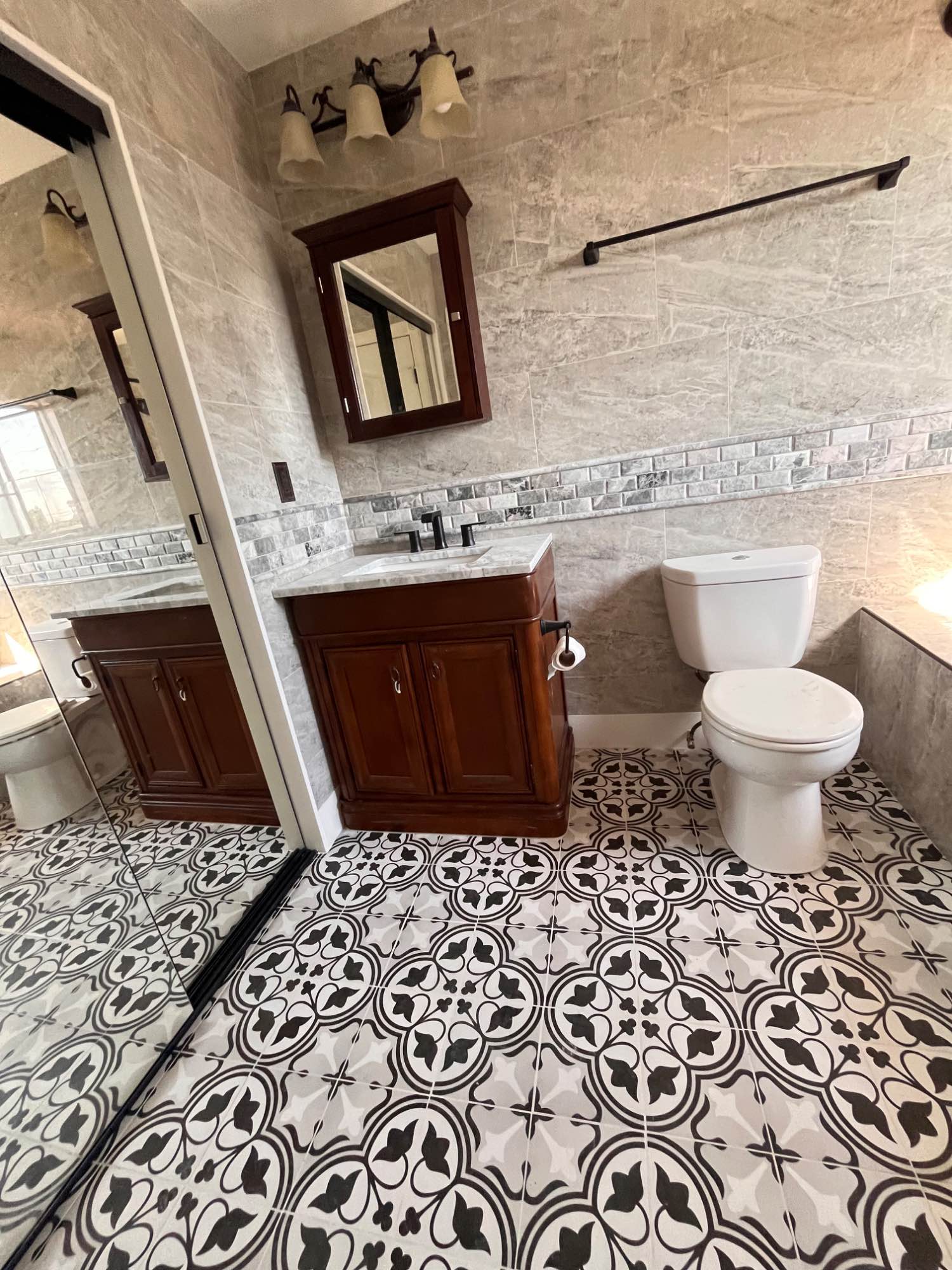 FURNISHED OR UNFURNISHED, huge master bedroom with a private luxury en suite bathroom, & two closets, available in a great house in La Mirada. The room is available for either males or females. 
The house is located in a very desirable, safe neighborhood, walking distance from Biola University, 10-15 mins driving from CSUF, Fullerton College, and Rio Hondo.
The rent is $ 1550 per month for one, or 1650 if shared by two people. It includes all utilities (within reasonable use), full kitchen and laundry privileges, high-speed wireless Internet, and use of common areas.
The house is close to shopping, parks, several golf-courses, Disney, Knott's Berry Farm, and central location to both Orange County and LA County - the 5 and the 91 freeway, Beach Blvd, Imperial Hwy, the 605, 105, etc.
Proof of ability to pay rent required. Security deposit also required. 