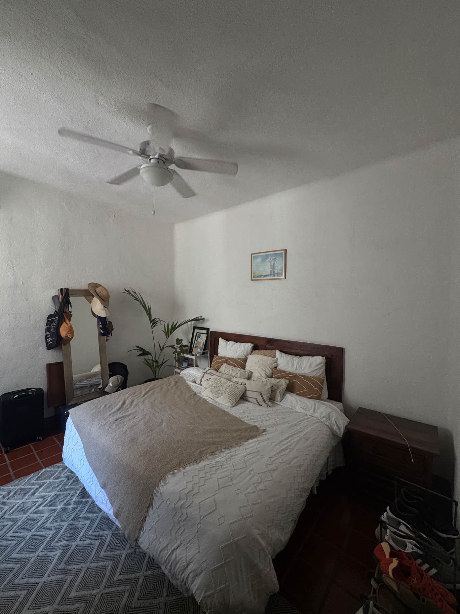  Habitación en Renta – Puerto Vallarta (Las Glorias)

Se renta habitación privada en departamento de 2 recámaras y 2 baños. La habitación cuenta con baño propio (fuera de la habitación) y acceso a todas las áreas comunes:

✨ Amenidades del departamento y edificio:
 • Sala, comedor y cocina equipada
 • Terraza con vista al jardín
 • Alberca, camastros y palapas
 • Gimnasio
 • Salón de eventos
 • Seguridad y acceso controlado 24 hrs

📍 Ubicación privilegiada:
 • Colonia Las Glorias.
 • A 5 min en coche del centro
 • Supermercado a un costado
 • Cerca de la zona de restaurantes de Versalles

💰 Renta mensual: $9,000 MXN
📅 Mínimo 6 meses
🔑 1 mes de depósito + primer mes adelantado
💡 Mantenimiento, gas y agua incluidos. (Luz e internet se comparten)
🐕 No se aceptan mascotas
🚭 No fumar
🧑‍🧒‍🧒 No niños

Ideal para persona responsable que busque comodidad, ubicación y un espacio seguro.

📲 Interesados enviar mensaje para más información o agendar visita