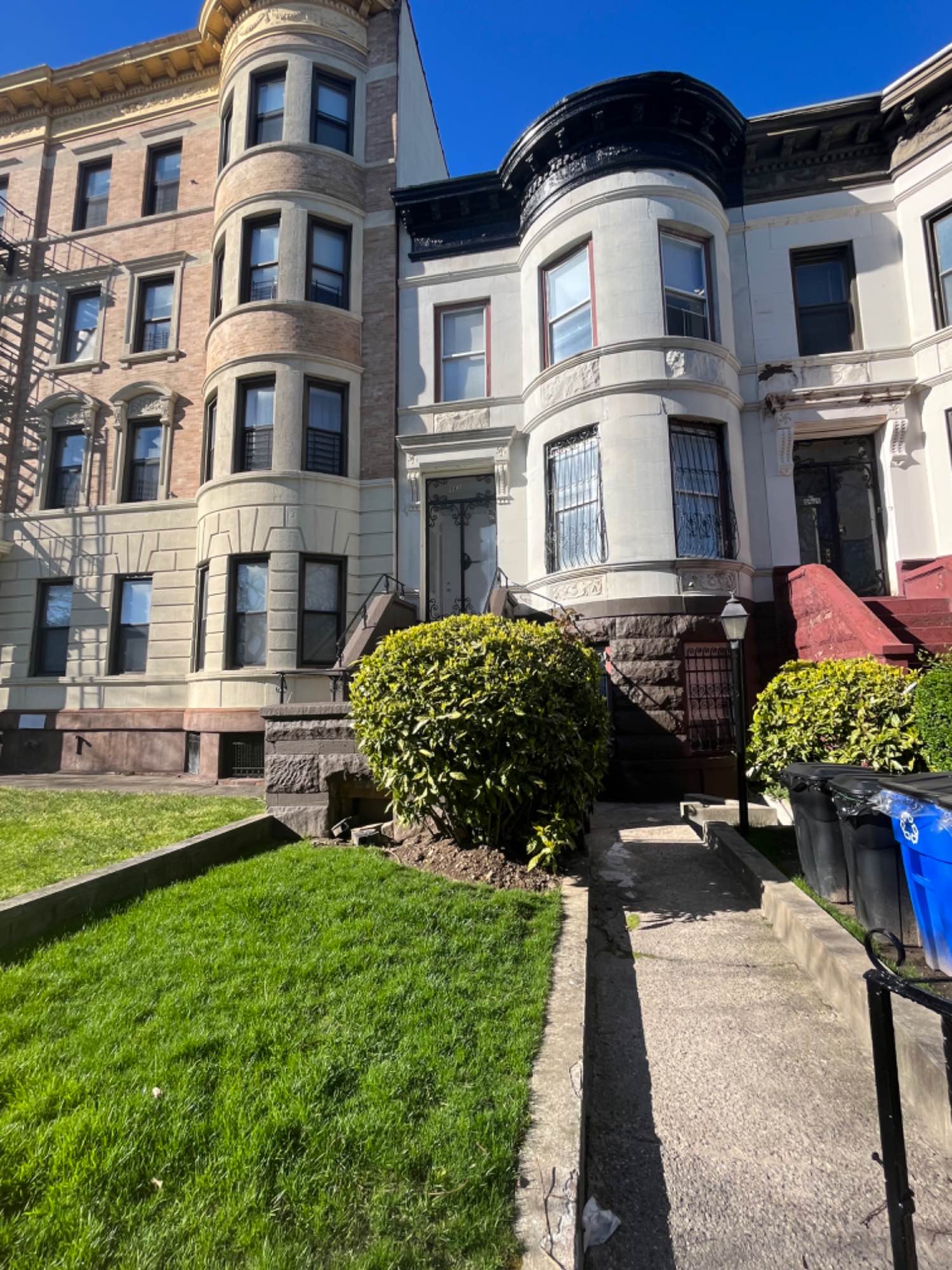 Room available Dec 1.
Looking for 1 person to sign onto a year-long lease starting Dec 1 in a beautiful 3.5 bd 1 bath in Crown Heights.
Plenty of light, shared TV room, storage space, in-unit w/d, dishwasher, front yard and street parking, right by the 2,3,4,5 lines, walking distance to the Brooklyn Museum, Brooklyn Public Library, Prospect Park/Botanical Garden, and several trendy bars/restaurants/cafes. No pets.
Room: $1225
Utilities are about $75/mo for gas/electric/wifi.
About the roommates:
Rebecca (Bec): 24 year old woman from New York who works in media/tech. Has a small cat. Enjoys reading, watching movies, going to the gym, and seeing live music.
Niki: 23 year old woman from Kansas City moving from DC to start a job with the EPA. Loves going to the farmers market and buying fresh cut flowers. Avid museum goer and wine night aficionado.
About you:
We are looking for people who are clean, communicative and reliable, who would like to maintain a calm, comfortable, and organized environment. Must have reliable income/a guarantor. Would like to be friends with my roommates but am also ok on my own and respectful of the space.
Happy to chat further/provide further details.
