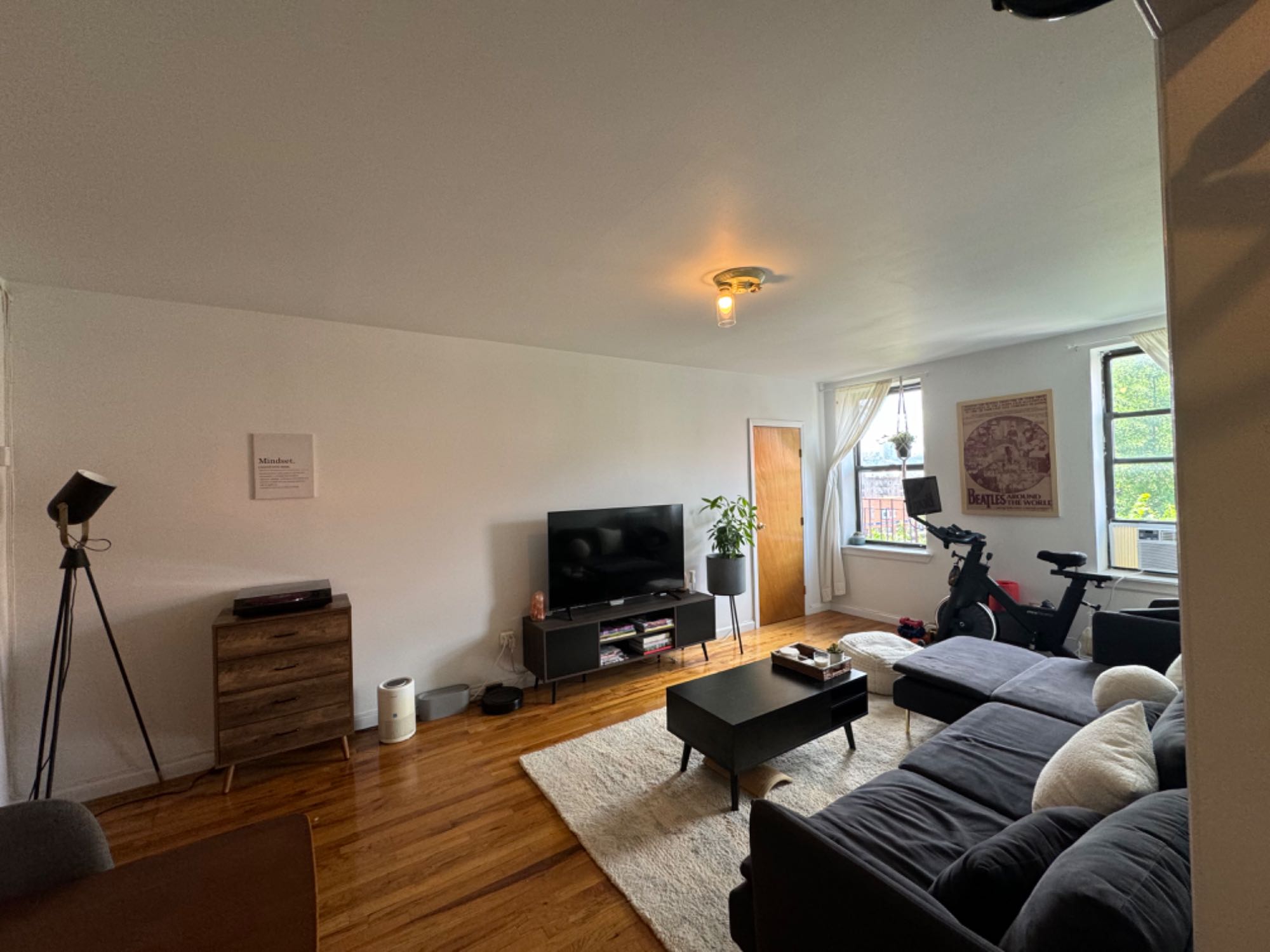 King bedroom for $1225 is up for grabs in a HUGE 2 bedroom apartment in Inwood off the 207 A train. I am moving and need someone to take over my lease from now until March 31, 2025 - with ability to renew after.
 
Roommate is quiet, clean, male, 28, single and video producer. He speaks English + Spanish.
 
Apartment is fully furnished, so only bedroom furniture needed. Laundry in the building. This is a 4th floor walk up.
 
Video of the apartment being shown. https://www.youtube.com/watch?v=XrrGhMLg0yc&t=6s
