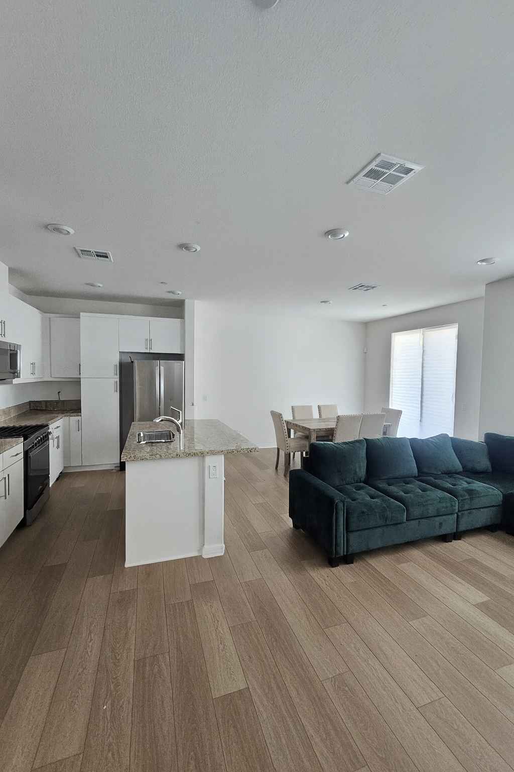 Quiet, unfurnished room in a clean Wildomar home behind Kaiser Permanente off Clinton Keith Rd. Ideal for traveling nurses! Includes all utilities, Wi-Fi, laundry, and garage EV charger. Enjoy a peaceful stay with access to the community pool and large jacuzzi. Close to Albertsons, Starbucks, dining, gyms, and the 15 Freeway—minutes from hospitals in Wildomar, Murrieta & Temecula. Safe, convenient, and move-in ready.