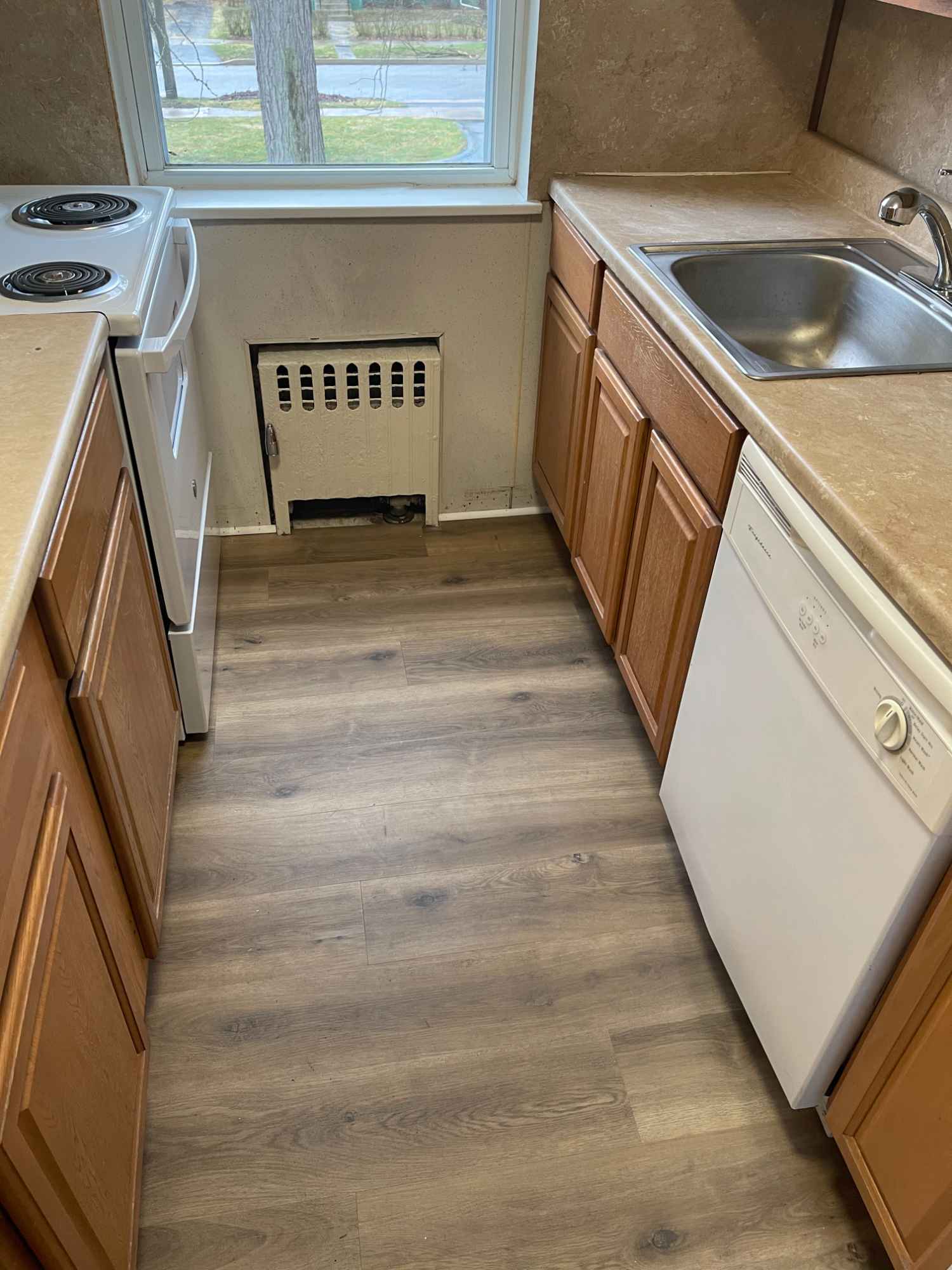 I’m renting a newly remodeled, unfurnished apartment in a very quiet neighborhood 0.6–0.7 miles from campus and downtown.
The bedrooms face southeast (great morning light) and the living room faces southwest (warm afternoon sun—cozy in winter).
Windows on multiple sides give the unit great airflow. Because the bedrooms are a bit small, I use the living room as a study area.
Rent & fees: $550/month; $600 security deposit; $500 one-time move-in payment to the landlord.
Utilities: Internet is included; we’ll split the electric bill 50/50.
Parking: $45/month (paid to landlord).
House rules: No shoes inside (indoor slippers are fine). No smoking or cannabis anywhere in the apartment. Cleaning will be done once in every week.
Transit: CATA bus stop is right next to the complex.