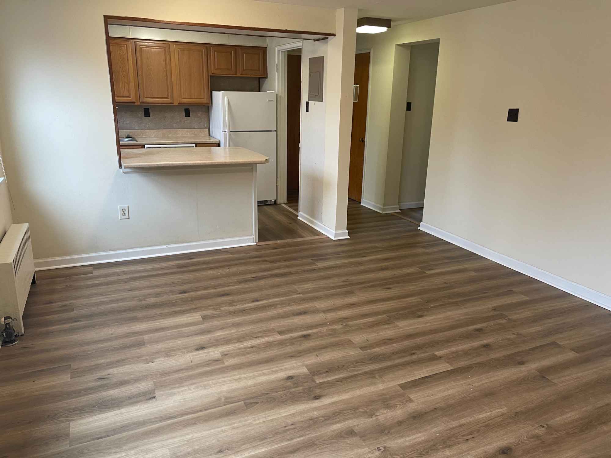 I’m renting a newly remodeled, unfurnished apartment in a very quiet neighborhood 0.6–0.7 miles from campus and downtown.
The bedrooms face southeast (great morning light) and the living room faces southwest (warm afternoon sun—cozy in winter).
Windows on multiple sides give the unit great airflow. Because the bedrooms are a bit small, I use the living room as a study area.
Rent & fees: $550/month; $600 security deposit; $500 one-time move-in payment to the landlord.
Utilities: Internet is included; we’ll split the electric bill 50/50.
Parking: $45/month (paid to landlord).
House rules: No shoes inside (indoor slippers are fine). No smoking or cannabis anywhere in the apartment. Cleaning will be done once in every week.
Transit: CATA bus stop is right next to the complex.