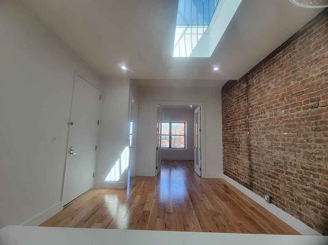 1 room available in this 4 room, 2 bathroom apartment
Brick Wall
Skylight and roof access
In unit washer/dryer
Bidet toilet seats
Walking distance to Brooklyn College
Near 2,5 (Newkirk Ave.) B,Q (Newkirk Plaza)
Current roommates are 2 females and 1 male (All in their 20s)