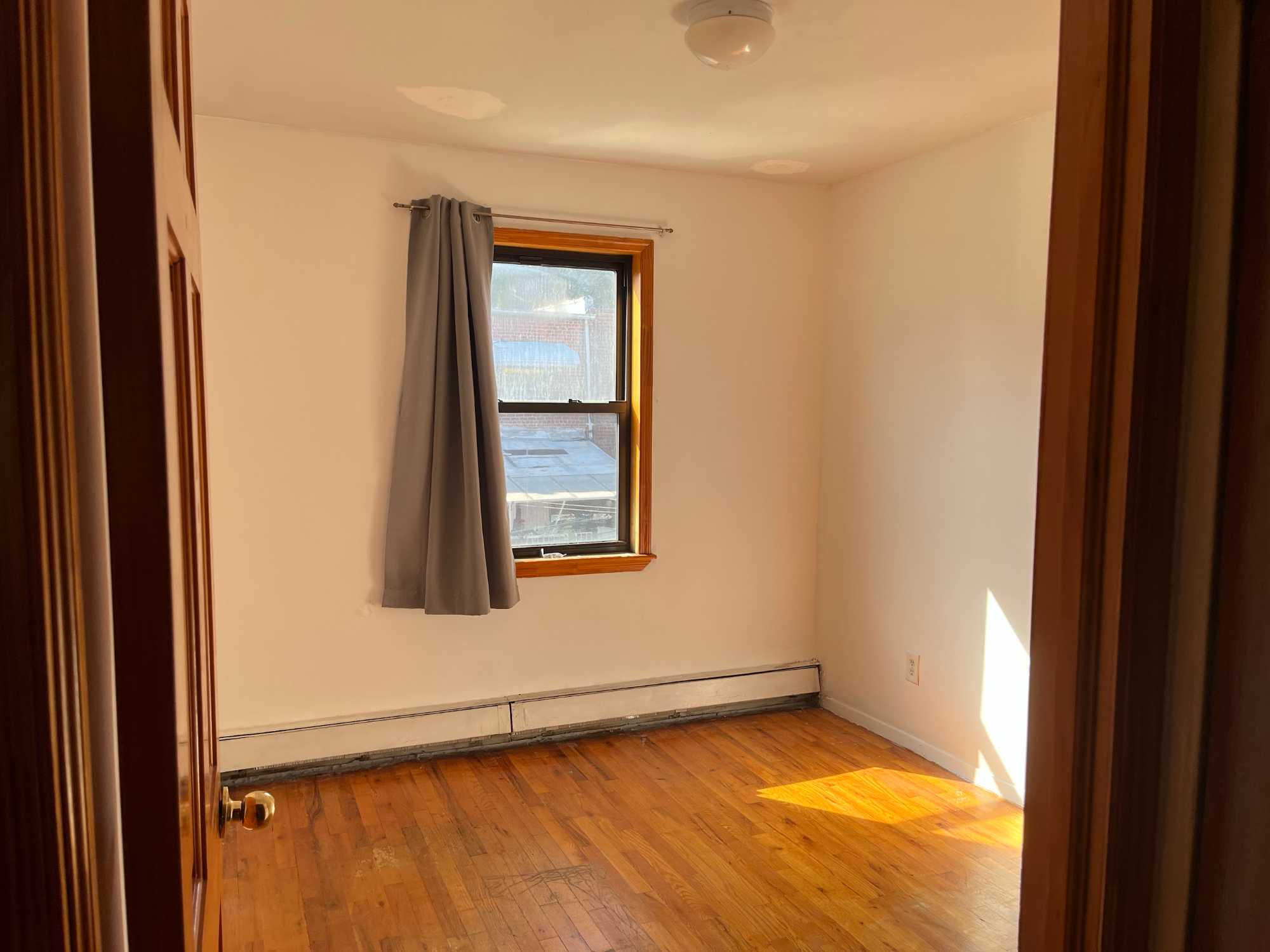 For more photos, a detailed FAQ, and a map of the neighborhood, please visit:
https://sites.google.com/view/apartment-ad/
I will be showing the apartment this Sunday (5/5) as well next Thursday (5/9) through Saturday (5/11).
If you are interested, send me a message telling me about yourself, including your work schedule and how long you intend to stay.
Do not just ask me if the room is still available. If the ad is up, the room is available. Tell me about yourself if you want a response.
Also, please read the FAQ before asking me any questions about the apartment. The FAQ covers pretty much everything.