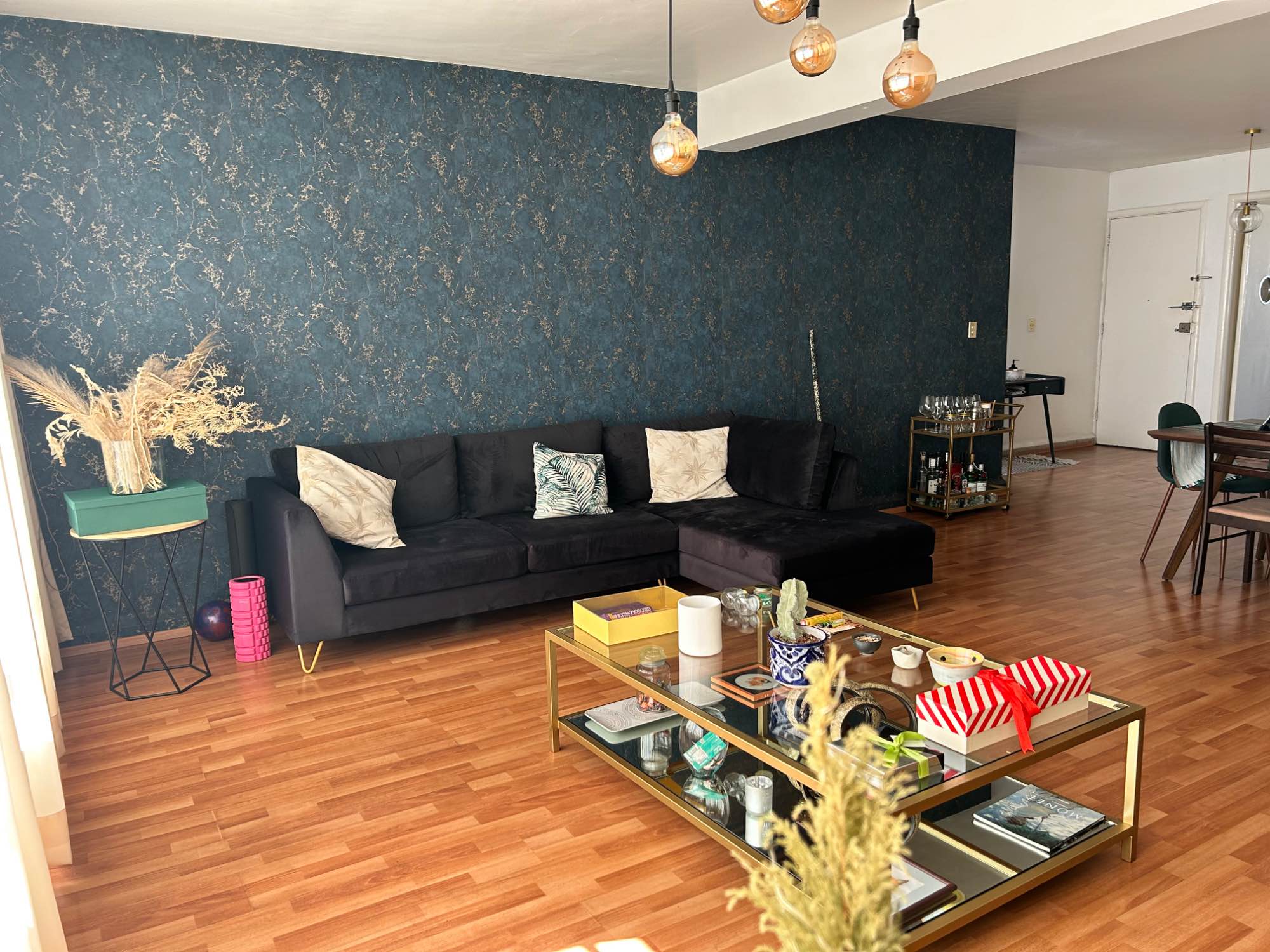 2 mujeres compartiendo depa.
Yo casi no estoy en el depa más que fines de semana y la otra niña está entre semana pero fines de semana casi no está.
Somos tranquilas, no hacemos fiestas ni reuniones y hay mucho respeto a las cosas y espacios de cada uno