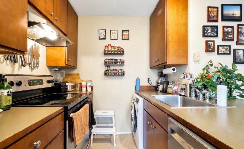 The apartment boasts an open floor plan with natural light, a fully equipped kitchen, and ample storage space. The bedrooms are generously sized, and both bathrooms are modern and well-maintained.

Located in a highly desirable area, you’ll be just minutes from the beach, top restaurants, shopping, and public transportation.

Available for short-term or long-term stays. Pets are welcome on approval.