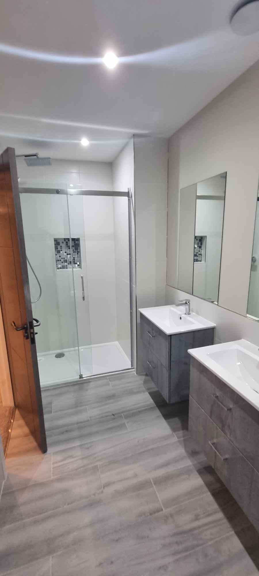 We are a household with 6 bedrooms where only 3 rooms will be filled with inhabitants. 1 x professional Commercial film Producer / 1 x NHS Admin professional / 1 x Admin Prrofessional
Seeking another housemate(s) to fill the master bedroom.

We are a quiet & freindly house seeking clean and respectful people to join our group. Relaxed informal atmosphere.