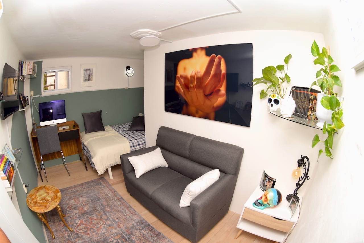 Habitación disponible en bonita casa de la Condesa a partir del 12 de diciembre. La renta es de $7800 con servicios incluidos (luz, gas, agua, mantenimiento y limpieza 1 vez a la semana). Estamos cerca de la zona de cafeterías, parques, restaurantes, galerías, etc. pero la calle es muy tranquila.
La habitación es amueblada, tal cual las fotos.
Tenemos lavadora y secadora.
No parejas
No mascotas