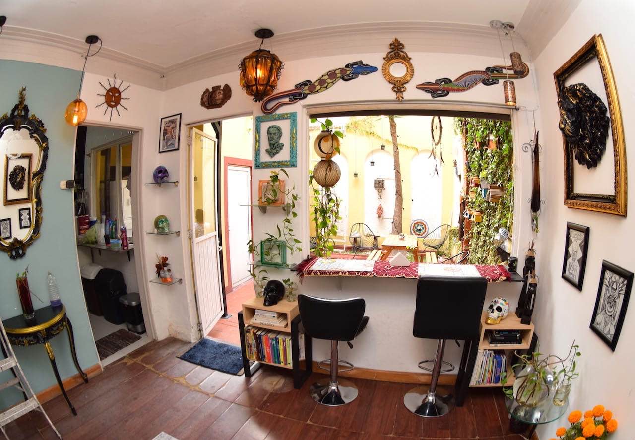 Habitación disponible en bonita casa de la Condesa a partir del 12 de diciembre. La renta es de $7800 con servicios incluidos (luz, gas, agua, mantenimiento y limpieza 1 vez a la semana). Estamos cerca de la zona de cafeterías, parques, restaurantes, galerías, etc. pero la calle es muy tranquila.
La habitación es amueblada, tal cual las fotos.
Tenemos lavadora y secadora.
No parejas
No mascotas