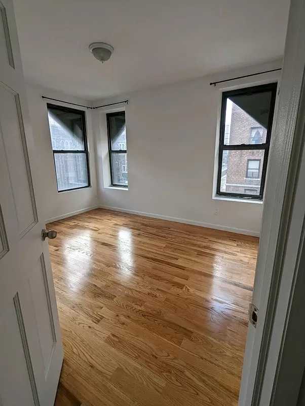 $945 PER ROOM - UPPER MANHATTAN (140th & Amsterdam St.)
Hi! I'm looking for 3 new roommates to renew my lease with in a 4Bd/2Ba Apartment
November 1st lease start date
- Total rent is approx. $3,780/month ($945 per person split 4 ways)
- Utilities are about $100 per person a month (electric & internet)
- Central AC & Heating
- Super convenient access to trains (A,C,E,1,B,D) and Riverside Park just a 5 min walk!
- Bedrooms are unfurnished
- Common space & kitchen areas are semi-furnished & stocked with tools/utensils
- sorry no pets allowed, building regulation
- Bike storage & laundry in building basement
- Secure building entrance with cameras, right across from City College so very safe area with great surrounding cafes & shops
All in all a steal, have lived here for 4 years and really enjoy it!
A little about me— am 32 and a consultant & student working on my masters. I love traveling, pilates, fashion & spending quality time with friends and family! I currently live in the unit and my current roommates are moving out at the end of our lease, so I'm looking for new people to sign on with for another year here.
Message me if you’re interested and are/have the following:
- Good credit
- Proof of income or employment
- Age 21-35
- LGBTQ friendly
- Clean/Value Cleanliness
- Responsible & Communicative
- Friendly and Kind