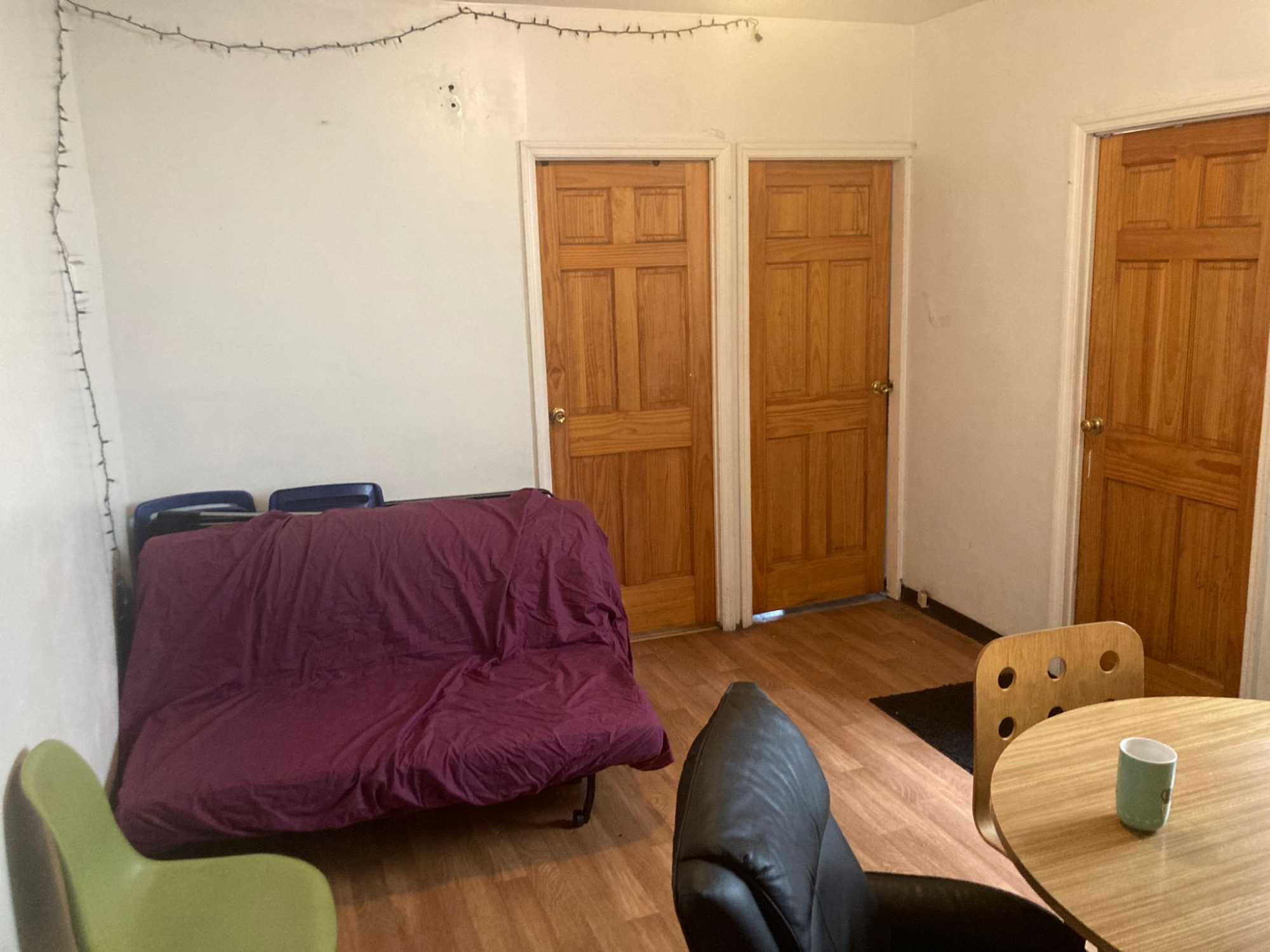Hey!
I'm looking for a subletter in June/July for my room in Sunset Park near the 45th Street Station on 4th Avenue. The room is part of a three bedroom apartment. Me and my roommates are musicians. The area is great, there's a lot of amazing mexican food places nearby and the Sunset Park is only a short walk away from the flat.
If you are only interested in subletting the room for a month or a few weeks, it might still work out. So please also write me, if that’s the case!