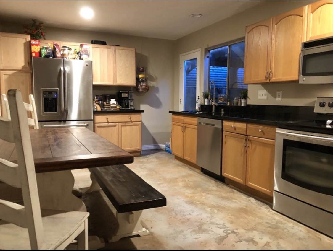 1 bedroom in private home with utilities included. Good neighborhood and easy access to freeways and close to shopping. 