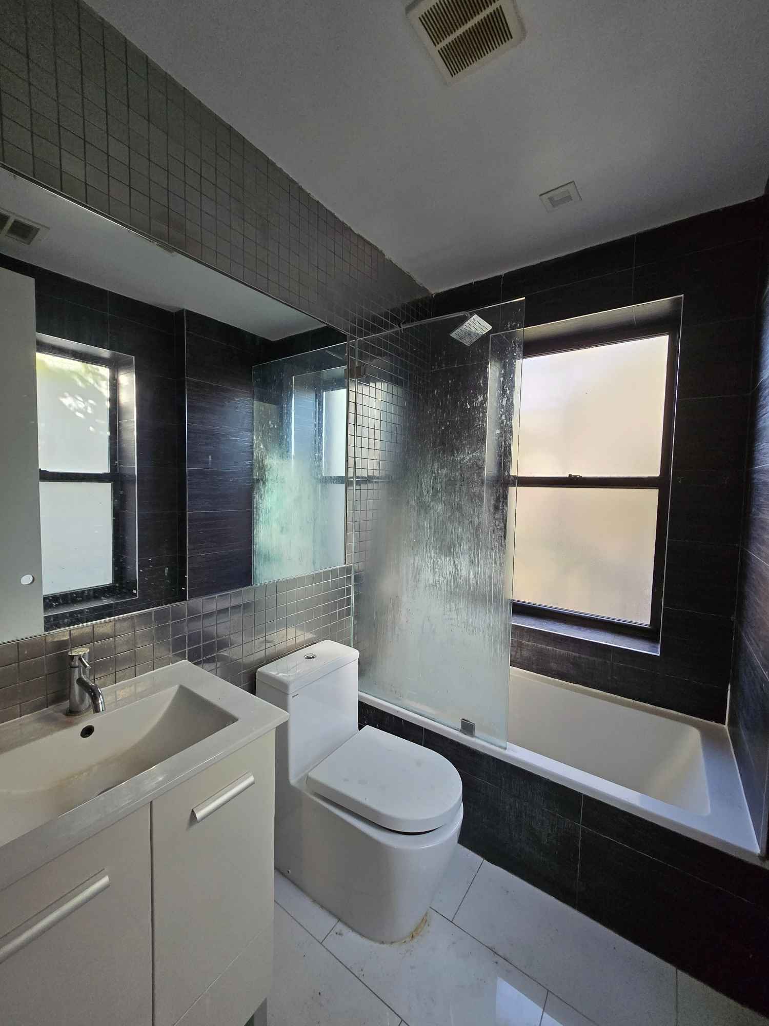 585 Franklin Ave

Cozy 4 bedroom 2 bath roomshare opportunity just a short walk from Franklin Ave Station!

Room 1: 11.5 x 8.8, $1400 with private bathroom

Room 2: 9 x 9, $1000

Room 3: 10.6 x 8, $1075

Room 4: 10.8 x 9.6, $1125

Unit features

Laundry in unit
master bed w/ private bath

No Brokers fee
One time $50 roommate matching fee

Requirements
- good credit and proof of income 