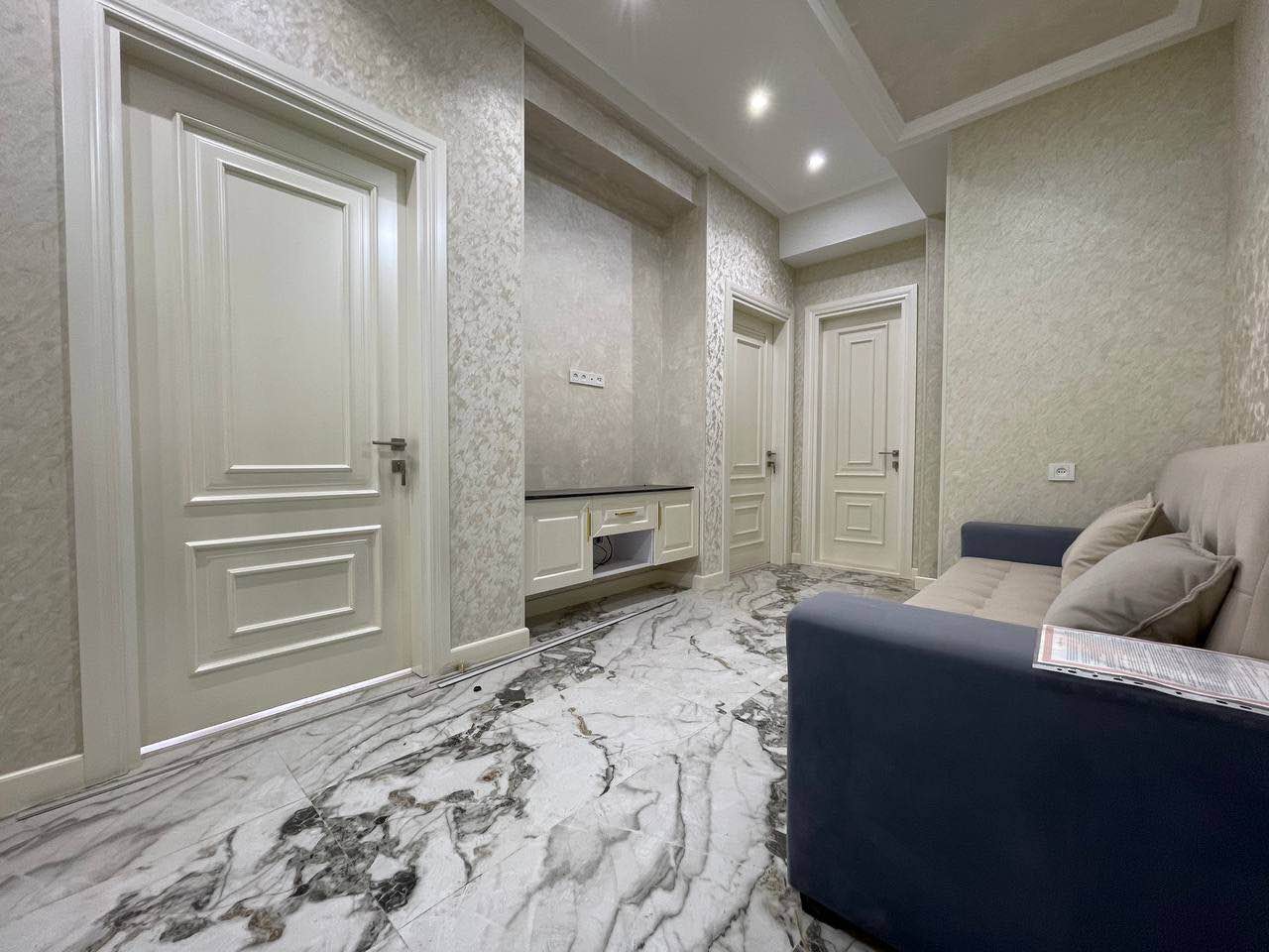 Affordable 3Bed/3Bath Apartment for Rent!
This fully furnished 3-bedroom apartment unit comes with brand new utilities, featuring a full-size kitchen and three bathrooms. The rent is $900/month (slightly negotiable), and free parking space is included. Plus, pets are welcome!
Utilities included are:
- Hydro
- Heat
- Water
- Refrigerator
- Washer and dryer
- Electricity
- Wi-Fi
- And more
No sharing required, making it a perfect, private, and comfortable living space for you