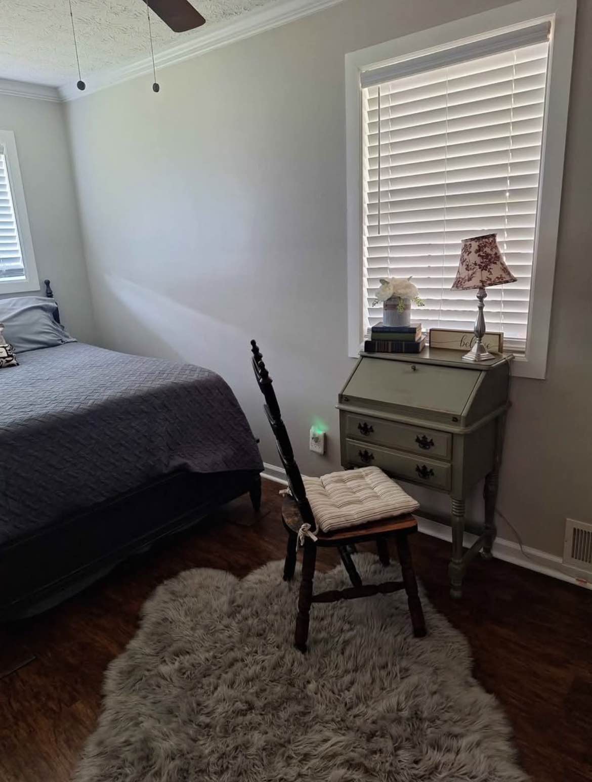 Message me on WhatsApp for more details or to schedule a viewing. +1 (913) 260-1417
Hi there, my apartment is currently available for rent.
The rent includes all utilities Electricity, Gas, A/C, Heat, and WiFi.
The room comes fully furnished, and the apartment is located in a prime area just a few blocks from the train station and nearby hospitals. You'll also find a variety of shops, supermarkets, and restaurants within walking distance.
The building features a 24/7 laundromat in the basement, and the neighborhood offers great food options including pizza, Chinese, Mexican, and Japanese cuisine.
If you're looking for a clean, quiet, spacious, and friendly place in the city this could be the perfect fit