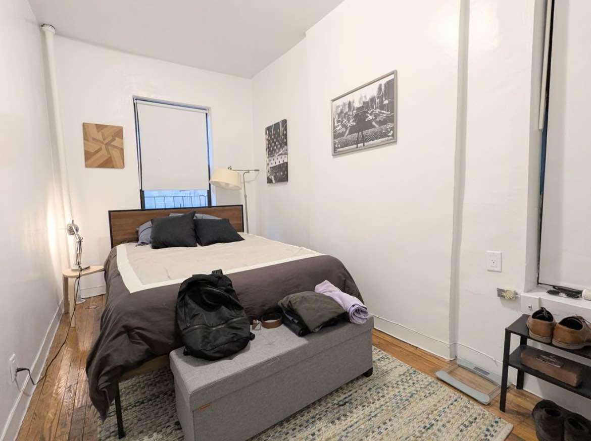 (YES, IT'S AVAILABLE)
Sunny & spacious apartment available
You'll have the entire apartment to yourself, featuring a bedroom, a well-equipped kitchen, and a spacious living room.
A comfy and functional space for work and relaxation with a dedicated workspace and reliable Wi-Fi.
For your comfort, the apartment comes with 1 portable Air Conditioning unit and 1 window AC unit, a convenient portable washer in the kitchen, a Nespresso machine, a soda stream, and all the essential amenities you might need.
Seeking someone that is easy-going, clean and transparent.
Thank you