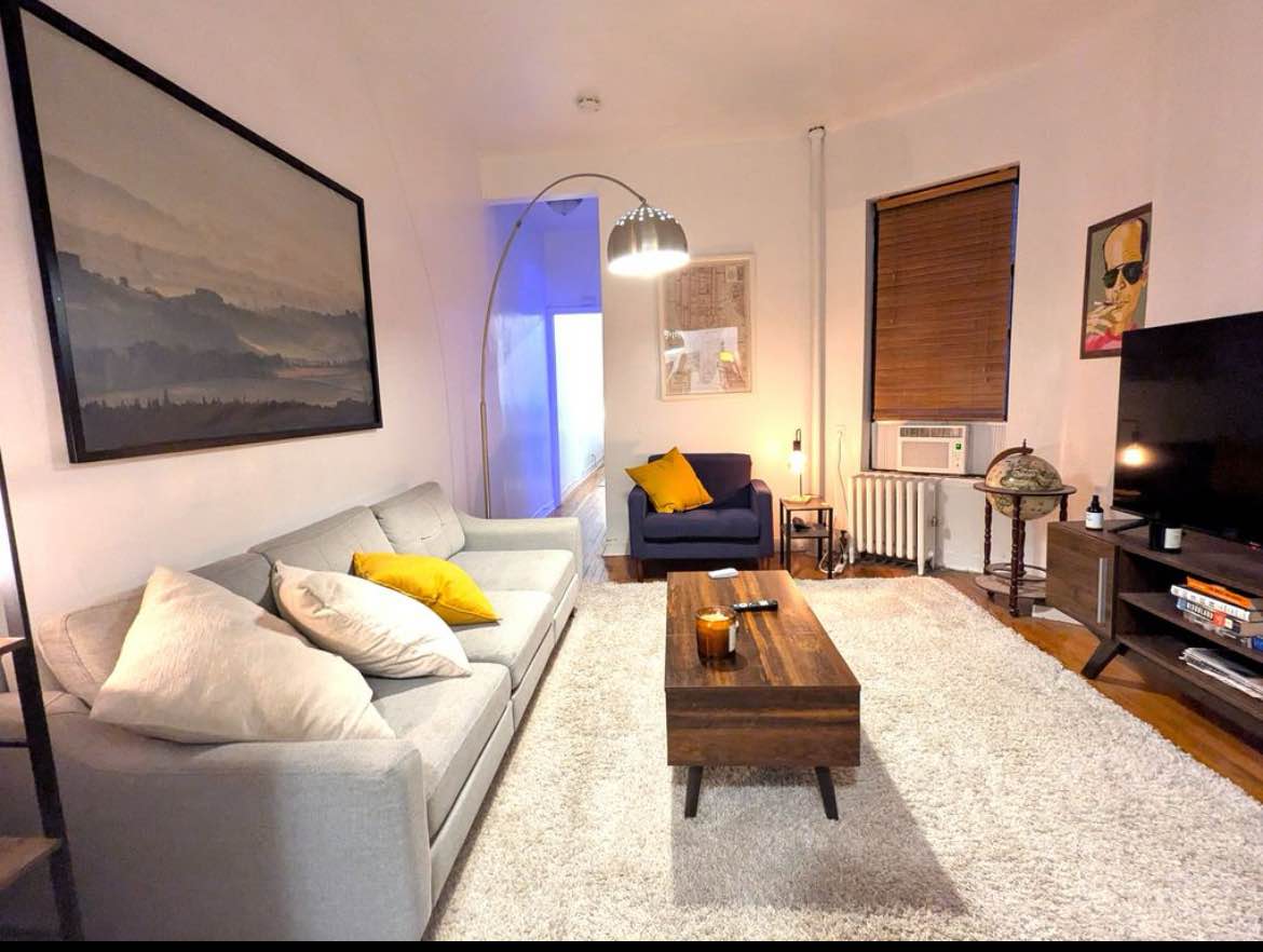 (YES, IT'S AVAILABLE)
Sunny & spacious apartment available
You'll have the entire apartment to yourself, featuring a bedroom, a well-equipped kitchen, and a spacious living room.
A comfy and functional space for work and relaxation with a dedicated workspace and reliable Wi-Fi.
For your comfort, the apartment comes with 1 portable Air Conditioning unit and 1 window AC unit, a convenient portable washer in the kitchen, a Nespresso machine, a soda stream, and all the essential amenities you might need.
Seeking someone that is easy-going, clean and transparent.
Thank you