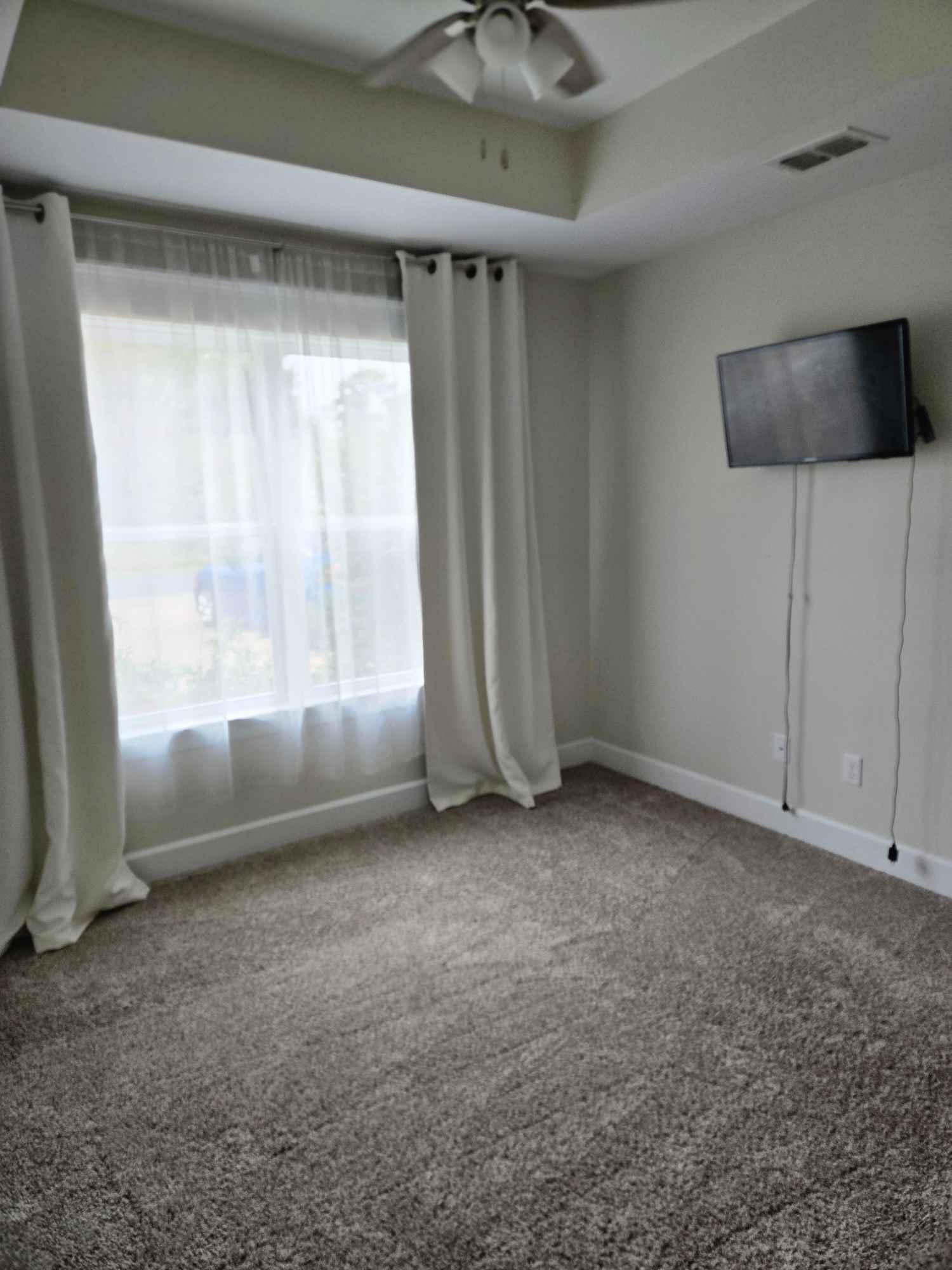 Hi there! I'm a friendly, clean, and respectful professional looking for a like-minded person to share my space. I believe in mutual respect, open communication, and making our home a chill, safe place to unwind after work.
The Space & Amenities
Large Private Bedroom: Bright and airy with oversized, front-facing windows and equipped with light-tight blackout curtains for a perfect night's sleep.
Private Bathroom: Your own dedicated full bathroom.
Laundry Access: Full, shared use of the in-home washer and dryer.
All-Inclusive Rent & Cost Savings
The monthly rent covers all major utilities and services, simplifying your budgeting:
Utilities: Water, Electric, Trash
Services: High-Speed Internet, Pest Control
Shared Meal Plan: I am open to discussing a weekly shared grocery expense/meal plan to "life hack" and simplify daily meals and costs.
A second adjacent room is available for a child or dependent for only a slight increase in the monthly expense. Inquire for details!