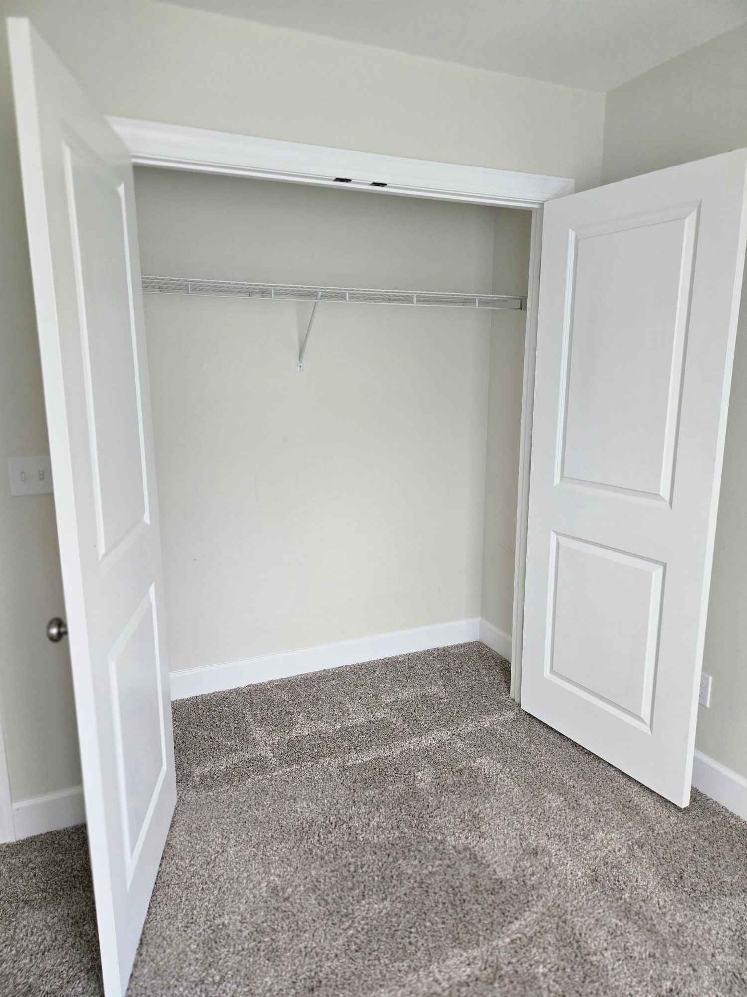 Hi there! I'm a friendly, clean, and respectful professional looking for a like-minded person to share my space. I believe in mutual respect, open communication, and making our home a chill, safe place to unwind after work.
The Space & Amenities
Large Private Bedroom: Bright and airy with oversized, front-facing windows and equipped with light-tight blackout curtains for a perfect night's sleep.
Private Bathroom: Your own dedicated full bathroom.
Laundry Access: Full, shared use of the in-home washer and dryer.
All-Inclusive Rent & Cost Savings
The monthly rent covers all major utilities and services, simplifying your budgeting:
Utilities: Water, Electric, Trash
Services: High-Speed Internet, Pest Control
Shared Meal Plan: I am open to discussing a weekly shared grocery expense/meal plan to "life hack" and simplify daily meals and costs.
A second adjacent room is available for a child or dependent for only a slight increase in the monthly expense. Inquire for details!