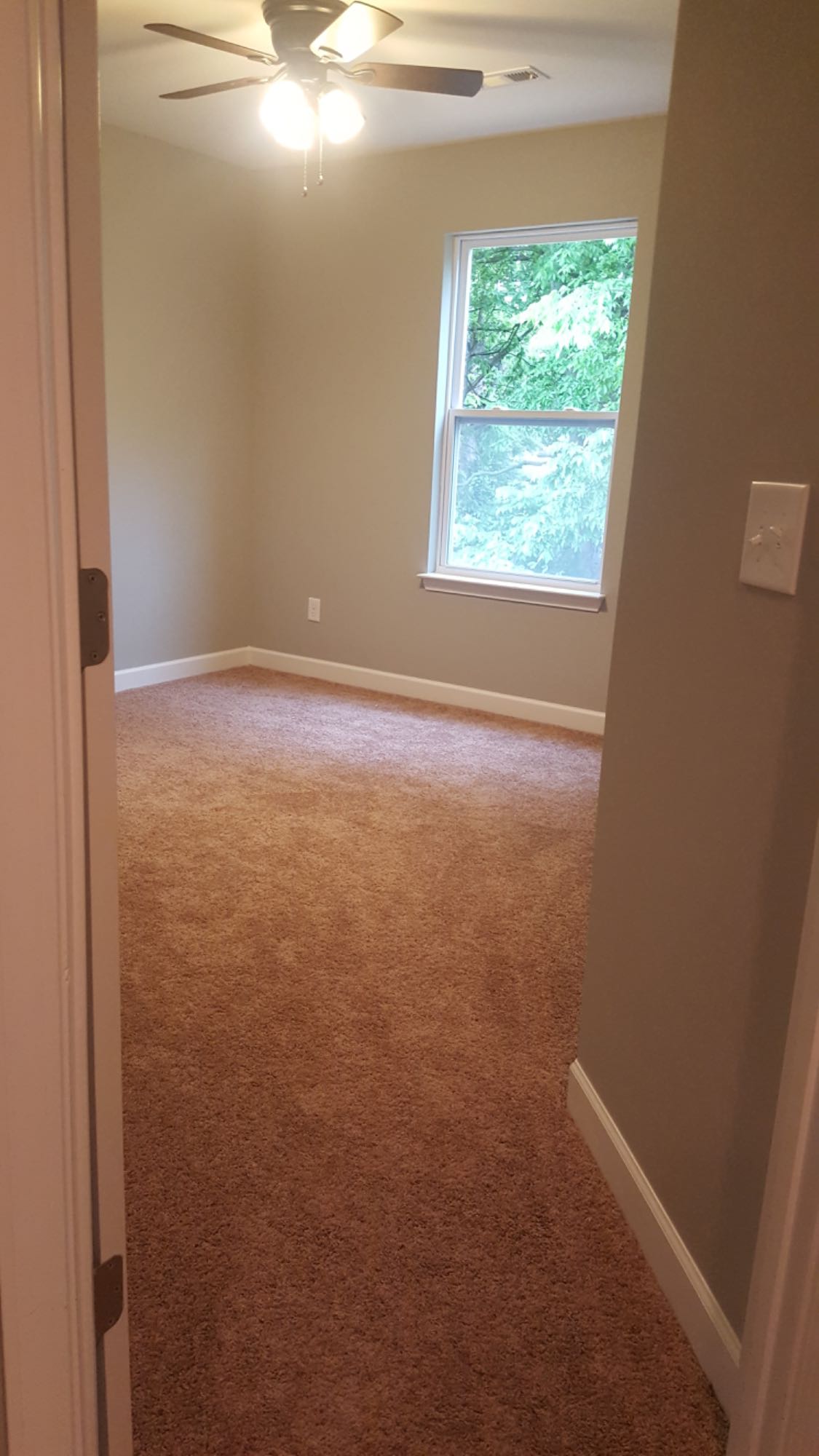 My roommate is moving out of state, so his room will be opening up. Searching for someone to fill his spot starting around July 30th (some flexibility here on actual day). Rent is $900/month, but it includes all utilities as well as gig-speed internet and security - with cameras. I also have Netflix, Hulu, Disney+, HBO Max, and other video streaming accounts active on the main TV, as well as a guest room that's vacant all year round except when my mom comes to visit. On occasion an out-of-town friend gets to use it. My roommate Parker is usually only home in the late evening and on weekends, as he works a 9-5. I'm often gone on weekends, as I'm a touring musician. If I'm not on the road, I'm usually home during the days working on recordings in my bedroom. Parker and l are generally quiet, very clean roommates, and it's important that our new roommate is too. I also have a large, sweet dog that's by in large very well-behaved and generally also quiet, aside from when there's a knock at the door or he's in the back yard guarding against the neighborhood rabbit and cat mafia. He's my responsibility, not a public charge, and if l am on the road, he goes to camp to play with his friends
- so he won't be pawned off on you. The room itself is a roughly 12 x 10. The bathroom is shared, but it's a pretty big one. If you have any questions or would like to come check the place out, send me a dm!