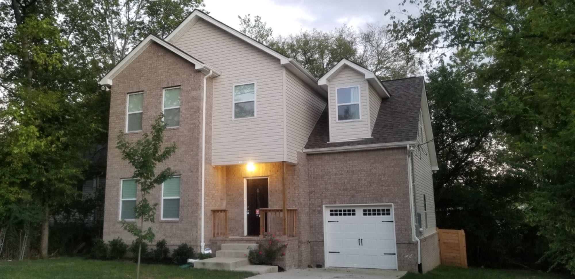 My roommate is moving out of state, so his room will be opening up. Searching for someone to fill his spot starting around July 30th (some flexibility here on actual day). Rent is $900/month, but it includes all utilities as well as gig-speed internet and security - with cameras. I also have Netflix, Hulu, Disney+, HBO Max, and other video streaming accounts active on the main TV, as well as a guest room that's vacant all year round except when my mom comes to visit. On occasion an out-of-town friend gets to use it. My roommate Parker is usually only home in the late evening and on weekends, as he works a 9-5. I'm often gone on weekends, as I'm a touring musician. If I'm not on the road, I'm usually home during the days working on recordings in my bedroom. Parker and l are generally quiet, very clean roommates, and it's important that our new roommate is too. I also have a large, sweet dog that's by in large very well-behaved and generally also quiet, aside from when there's a knock at the door or he's in the back yard guarding against the neighborhood rabbit and cat mafia. He's my responsibility, not a public charge, and if l am on the road, he goes to camp to play with his friends
- so he won't be pawned off on you. The room itself is a roughly 12 x 10. The bathroom is shared, but it's a pretty big one. If you have any questions or would like to come check the place out, send me a dm!