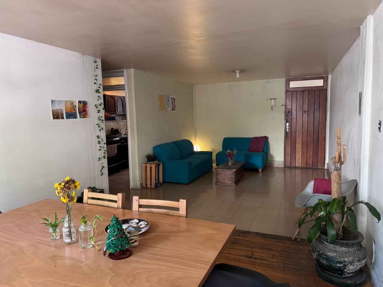 El departamento es super centrico, se encuentra en la Roma Norte. Son en total 4 recamaras el cual uno de ellos cuenta con baño propio. La recamara es super iluminada.  