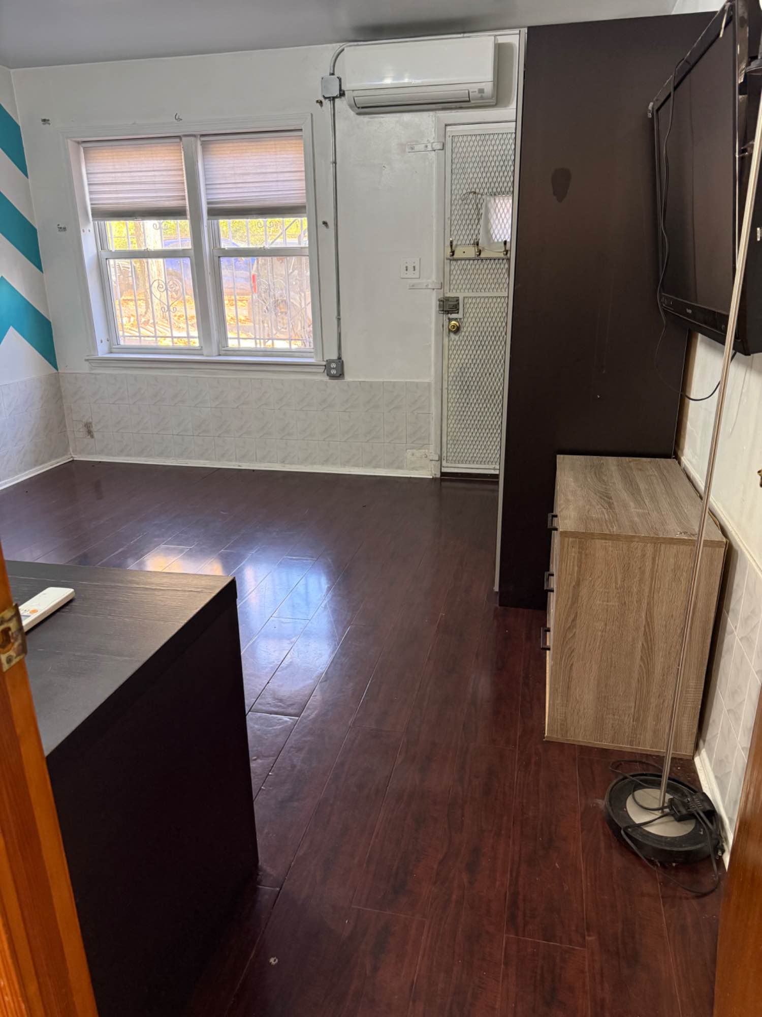 This basement apartment features a private entrance, large windows with great natural light, and a practical layout. You enter directly into the bedroom, which leads to a full kitchen and then the private bathroom. Heat, water, and electricity are included; internet is self-pay. There are plenty of parking spots available. The building sits in a quiet, tree-lined area, just steps from a Starbucks and close to the B6 bus and Q train station.