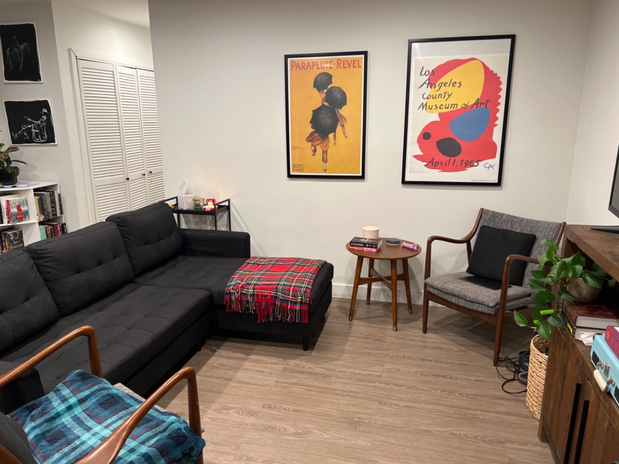 Hi! I am looking for a roommate in my apartment.
I have lived in the same place for 4 years now and my current roommate is moving out. Its a 2 bedroom 2 bath apartment.
Water / trash / parking is included in the rent
It has an in unit washer dryer
Its fully furnished besides the room - my new roommate would take over!