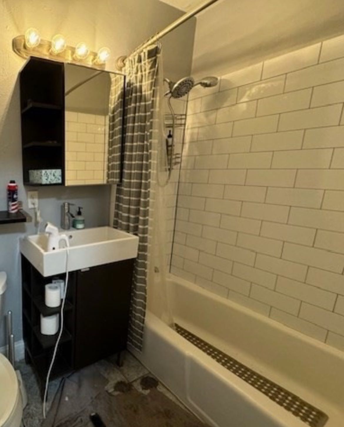 A beautiful 1-bedroom apartment is available in an excellent location, ideal for singles or couples. For more information, please contact rmnsonel@gmail.com.