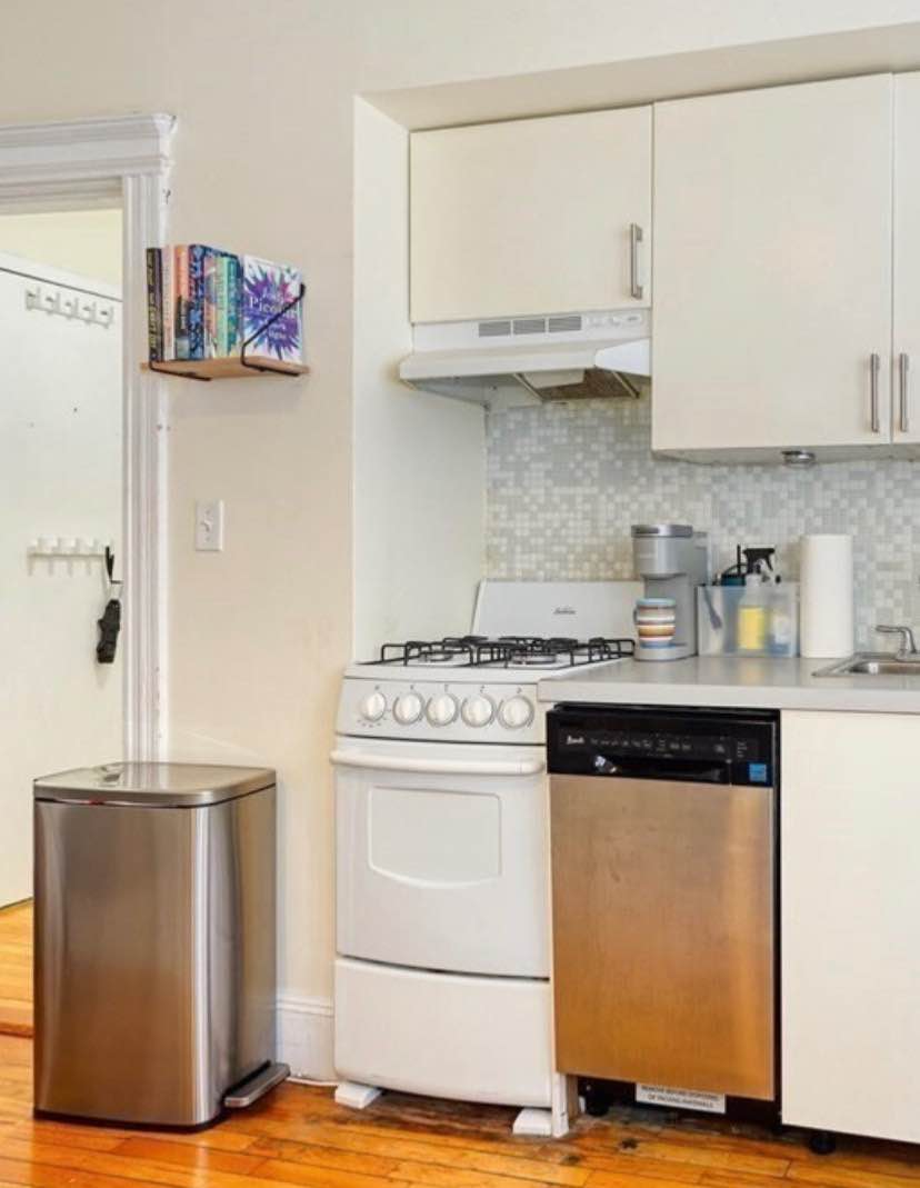 Bright, comfortable 1BR apartment available immediately. Convenient location with excellent amenities. For more information or to arrange a viewing, contact Schenkelr2@gmail.com.