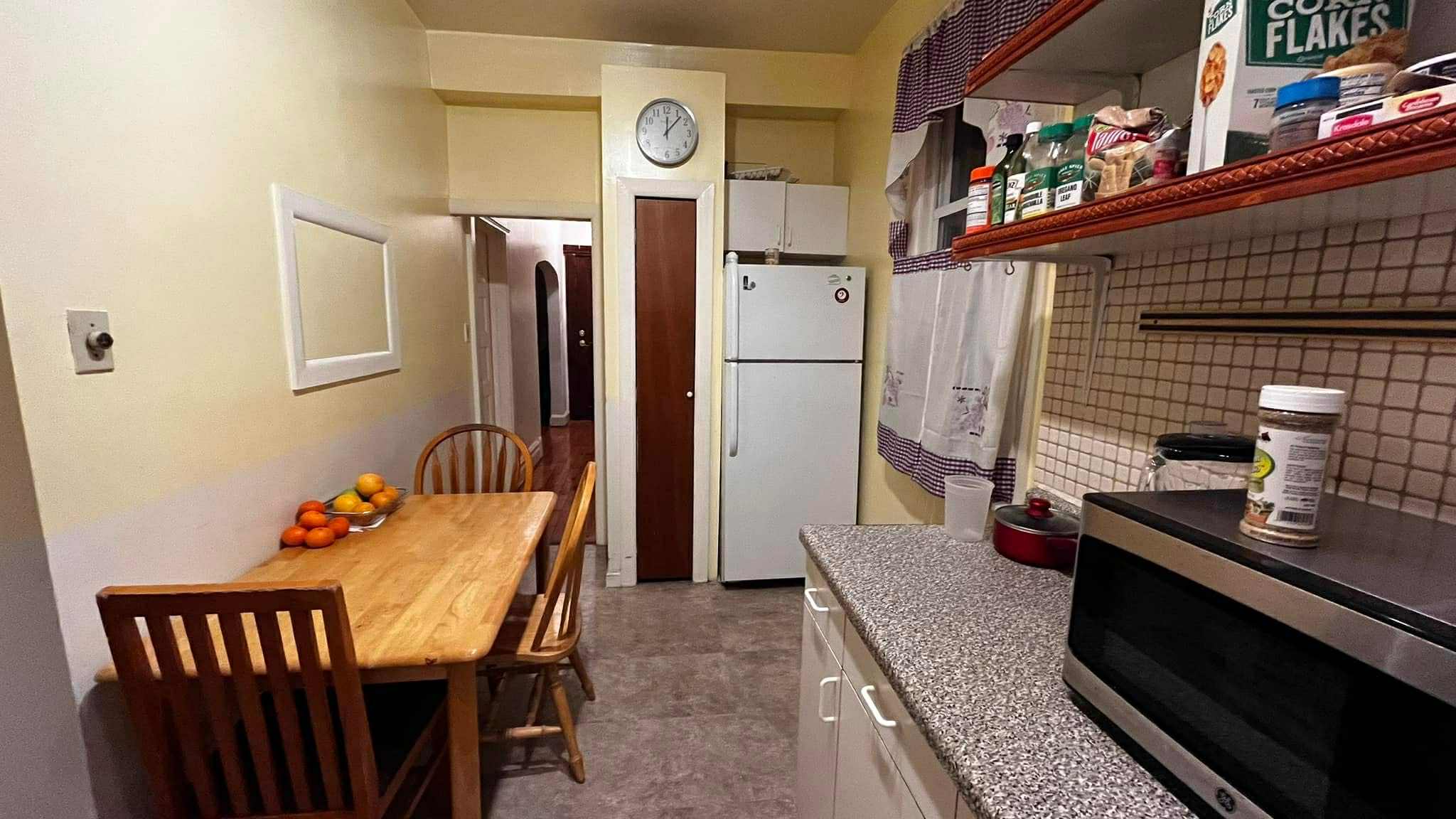 It’s generally quiet. Most tenants are out working during the day and unwind quietly in the evening or at night, so the building stays calm and relaxed. It’s a good fit for anyone who values a calm, comfortable home.