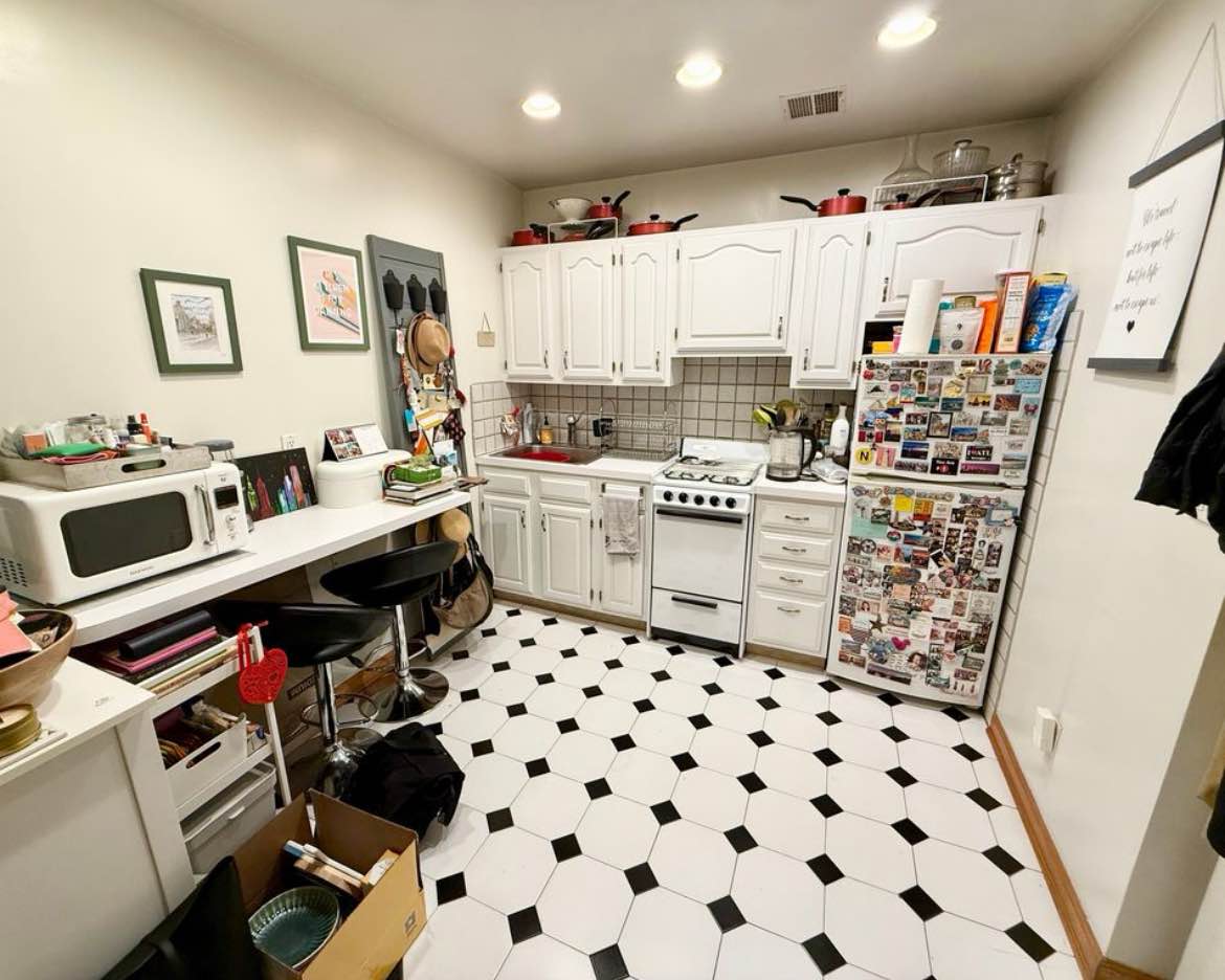 Looking for someone to occupy my private apartment. It's the top floor of a 3-story building, so you get some privacy. The place has wood floors in living area and bedroom. High ceilings, making it feel comfy and open, plus you'll get plenty of natural light flooding in. Living here puts you right in the mix lively scene, with parks, restaurants and bars nearby.
Apartment is 1 block away from the train. Lived here for over 5 years and absolutely love this apartment and neighborhood.
I work in tech publishing - I love movie nights, dinners with friends, long walks around the city, and all manner of arts and crafts.
Seeking someone that is easy-going, clean and transparent.
Thank you