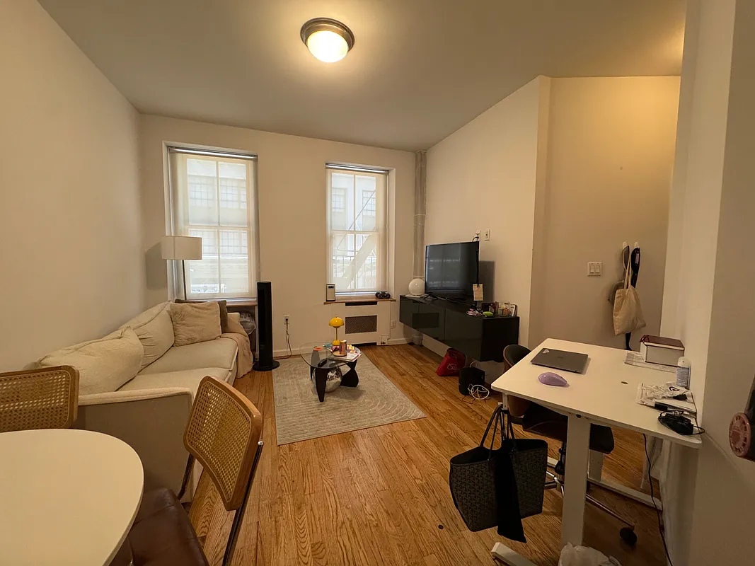 All inquiries, please reach out to me directly on my email address for a quick response without and delay; (Averyriehl900@outlook.com)
Room Available in a Spacious 2-Bedroom Apartment – Upper West Side (West 85th St.)
Looking for a responsible, respectful, and clean roommate to share a beautiful 2-bedroom apartment on West 85th Street in the heart of the Upper West Side.
The apartment is located in a quiet, safe, and highly desirable neighborhood with easy access to public transportation, grocery stores, cafés, restaurants, and parks. The space offers a comfortable living environment, plenty of natural light, and a welcoming atmosphere that's perfect for students or working professionals.
I'm looking for someone who is financially responsible, keeps shared spaces clean, and values a peaceful living environment. Ideally, you'd be considerate, easygoing, and able to communicate openly to help maintain a comfortable home for both of us.
A WALKTHROUGH VIDEO IS AVAILABLE UPON REQUEST